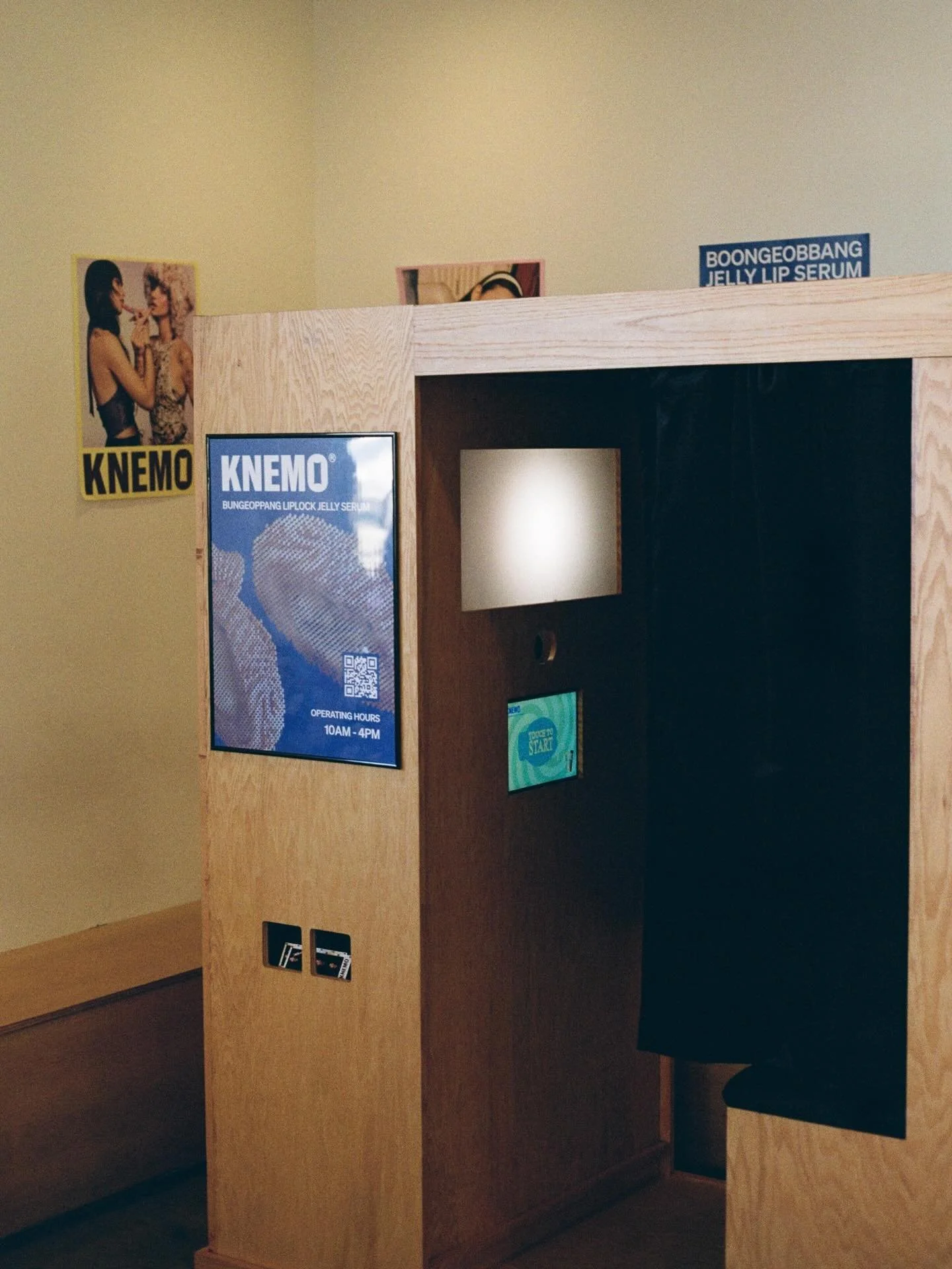 Our Golden Oak Vintage Booth was the perfect touch for the @knemobeauty pop up in @anko_losangeles 📸

Custom branding on the poster, touchscreen display, and the photo strips 🎞️

#vintagephotobooth #branding #photoboothlosangeles #brandactivation