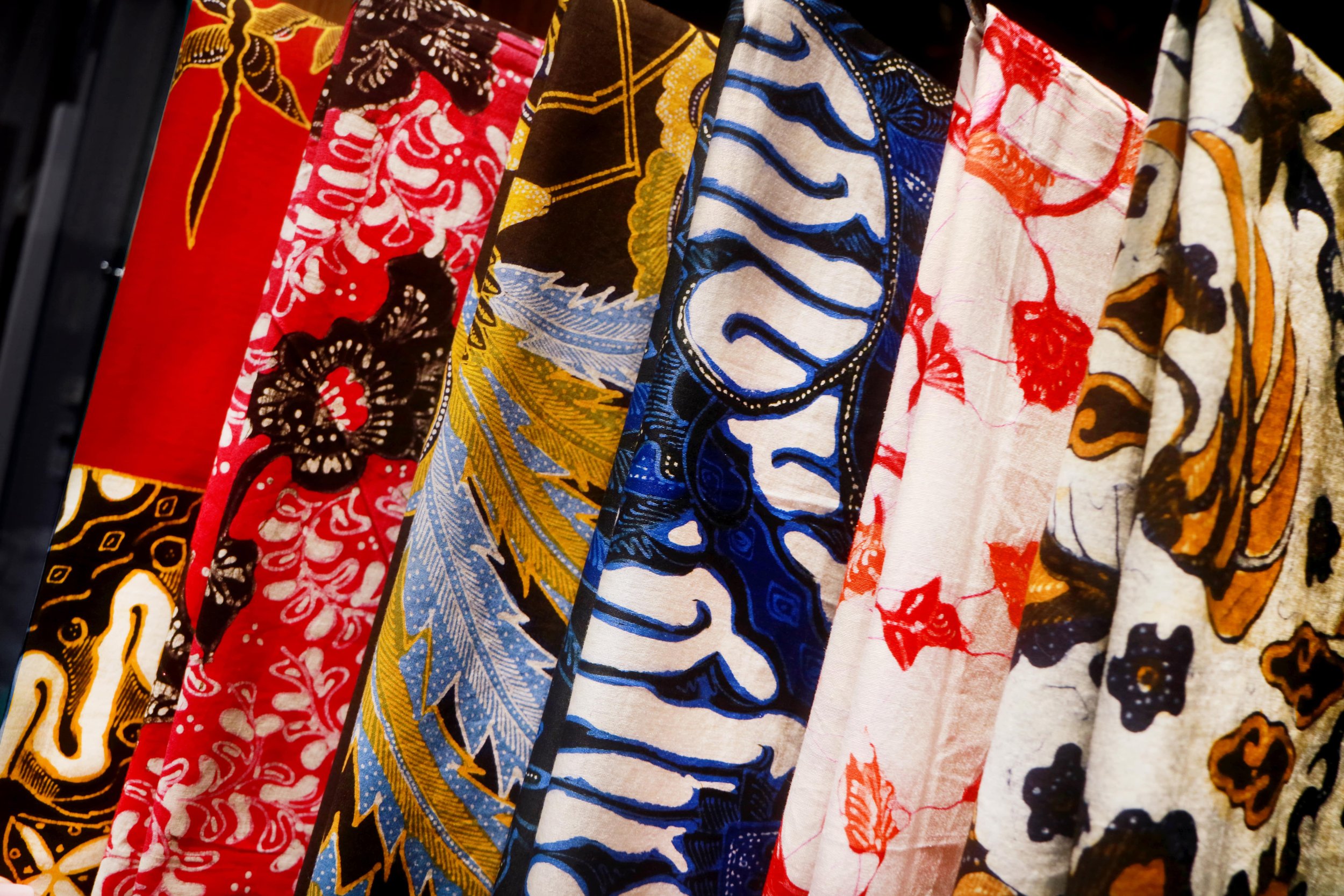 Menampilkan Kain Batik tradisional Indonesia dalam berbagai warna dan cetakan