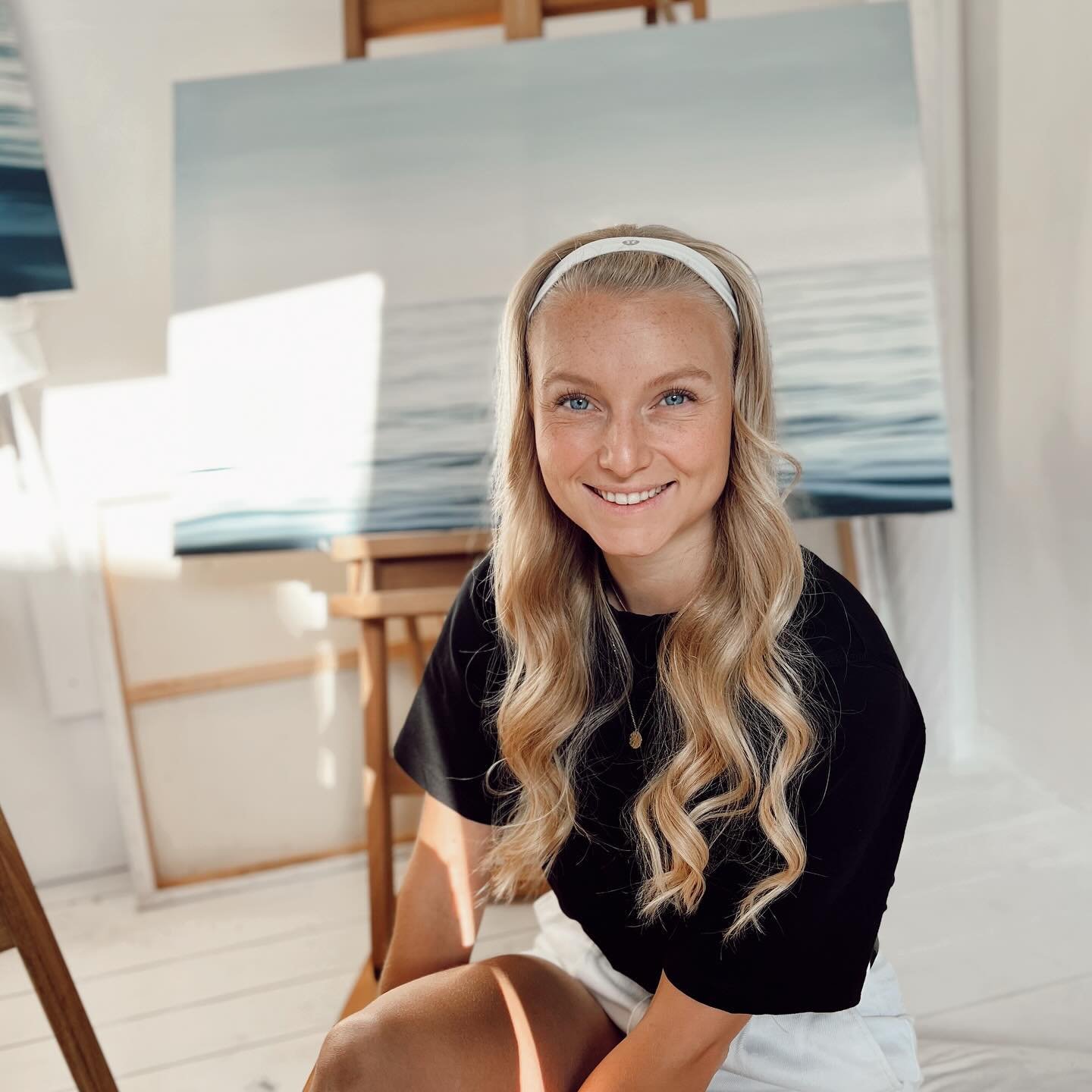 Sunshine in the studio ☀️ 

In my paintings, I strive to capture the tranquil beauty and profound stillness of the ocean. Each brushstroke whispers secrets of the deep, inviting you to lose yourself in its serene embrace. From vibrant sunsets casting