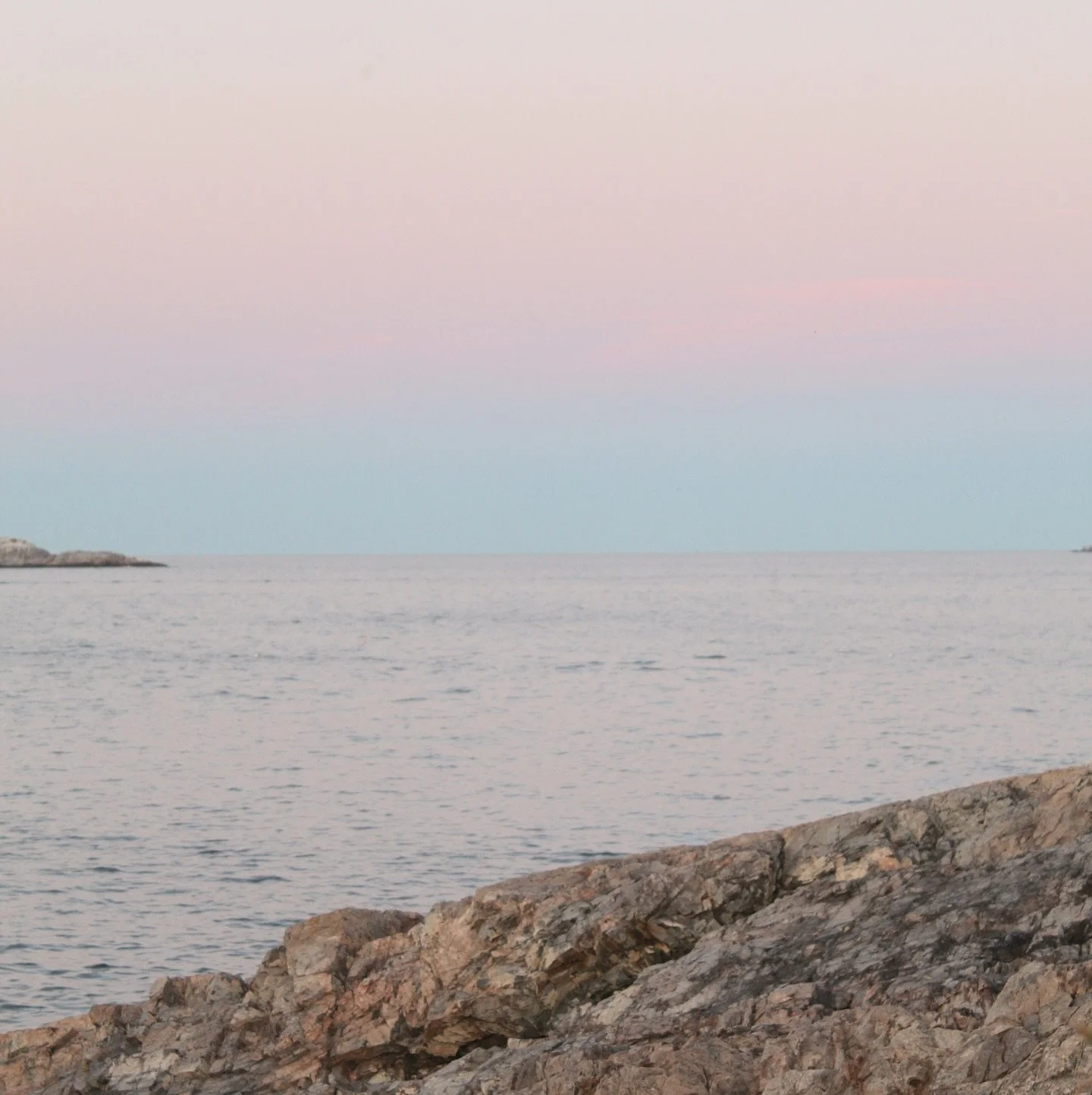 Labor day weekend 🇺🇸🌊🤍 🏃🏼&zwj;♀️

Our first Labor Day weekend was full of friends, beach days, and exploring Rockport, plus moving, again!

It&rsquo;s finally time to say goodbye to our little Airbnb and settle into our own apartment.

Amidst a