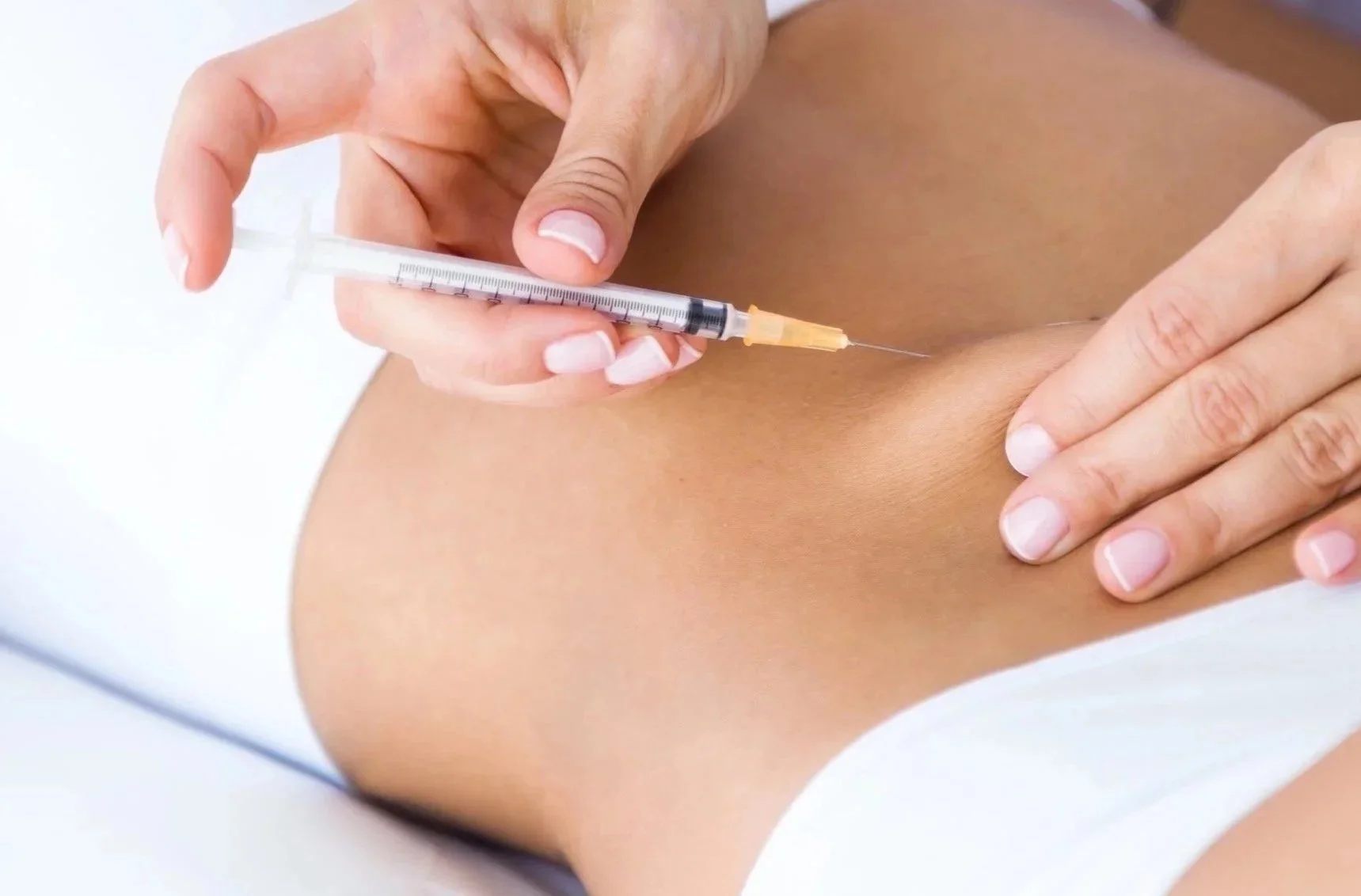 Fett-weg-Spritze zur Reduktion kleiner Fettpolster im Gesicht durch einen Arzt in Chemnitz