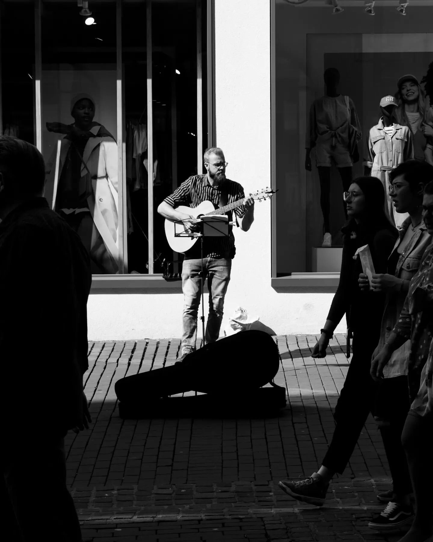 If nothing works...
...music does! 

Share your passion. 

Thanks @david_bildhauer 

#_streetstock #cinema_streets #streetxstory #streetmoment #streetphotographyinternational #streetcollective #streetphotography #soulofstreet #olympusphotography  #st