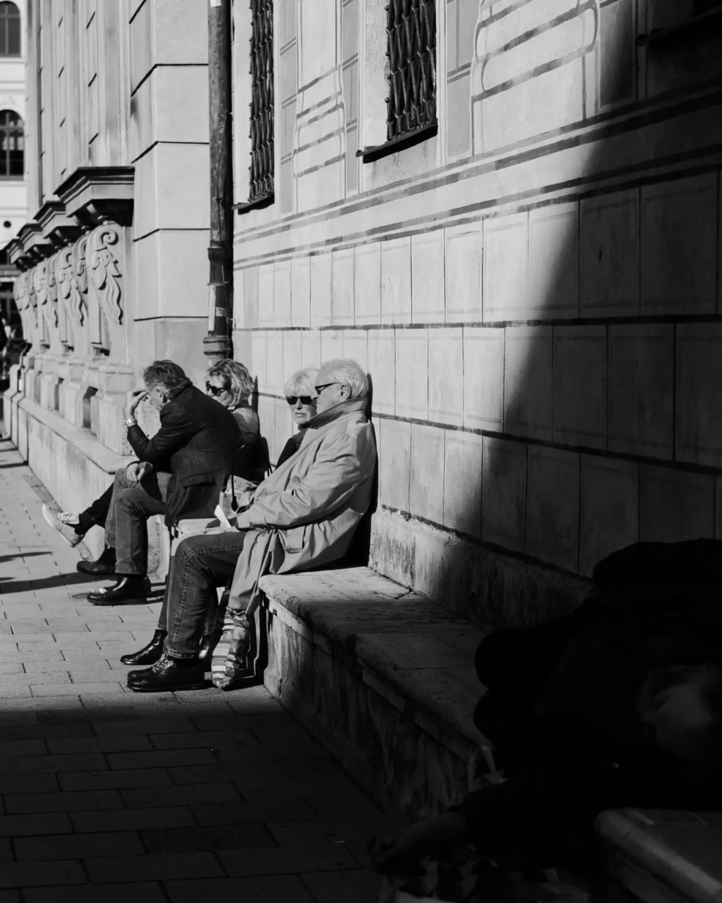 Everybody's resting for another reason and in another way. 

See the detail in the shadow. 🤌🏼

#streetmoments #streetmoment #streetphotographyinternational #streetcollective #streetphotography #soulofstreet #olympusphotography #mft #munich #odeonsp