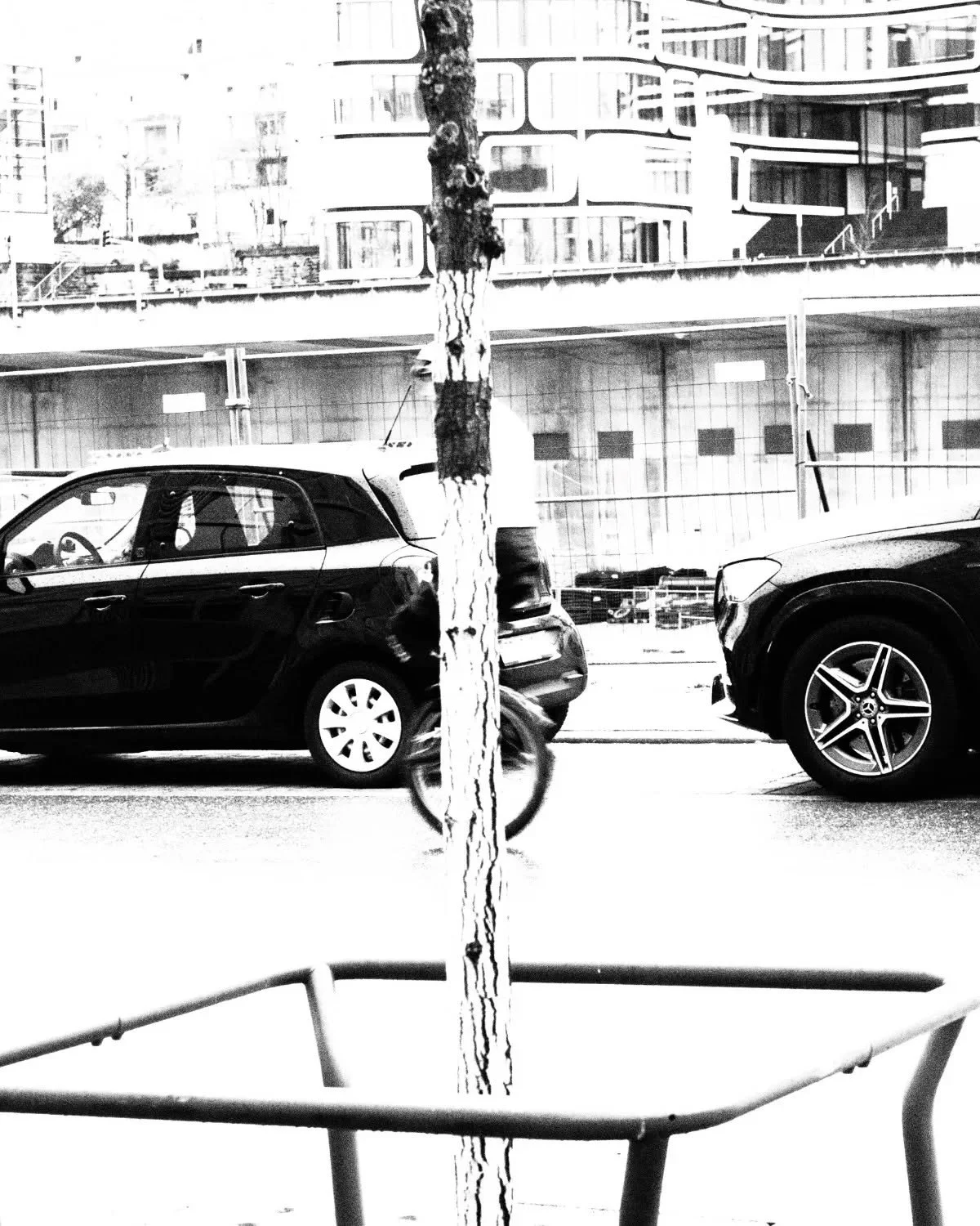 Seek and hide 😏

0711'22 

#streetmoments #streetmoment #streetphotographyinternational #streetcollective #streetphotography #soulofstreet #olympusphotography #mft #streetframe #streetgrammer #streetgrammmers #blackandwhite #photography #45mmf18 #le