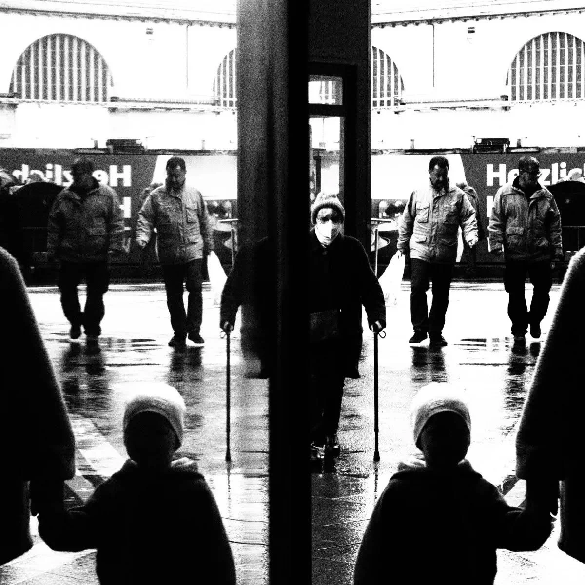 0711'22

Glassreflection
At the mainstation in Stuttgart. 

SWIPE ➡️➡️➡️

#streetmoments #streetmoment #streetphotographyinternational #streetcollective #streetphotography #soulofstreet #olympusphotography #mft #stuttgart #0711 #blackandwhite #photog