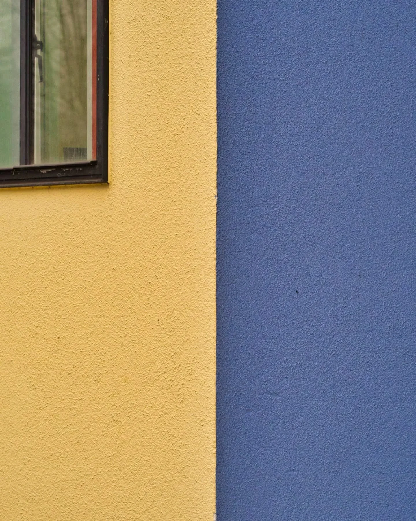 Structures and colors. 

#streetmoments #streetmoment #streetphotographyinternational #streetcollective #streetphotography #soulofstreet #olympusphotography #mft #munich #blackandwhite #photography #45mmf18 #lensculturestreets #lens #strassenfotograf