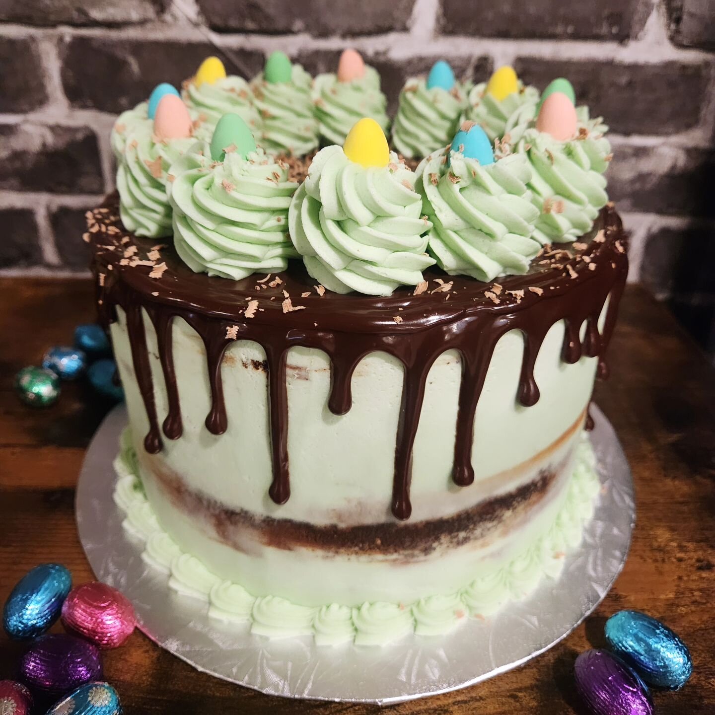 Spring is in the air ☀️ Happy Easter!! 🐣🐰🪺
.
.
#cake #cakeofinstagram #cakedecorator #cakeart #cakecakecake #cakedecorating #eastercake #Easter #chocolate #chocolatecake #chocolatefudge #chocolatefudgecake #designer #eastereggs #dessert #dessertof