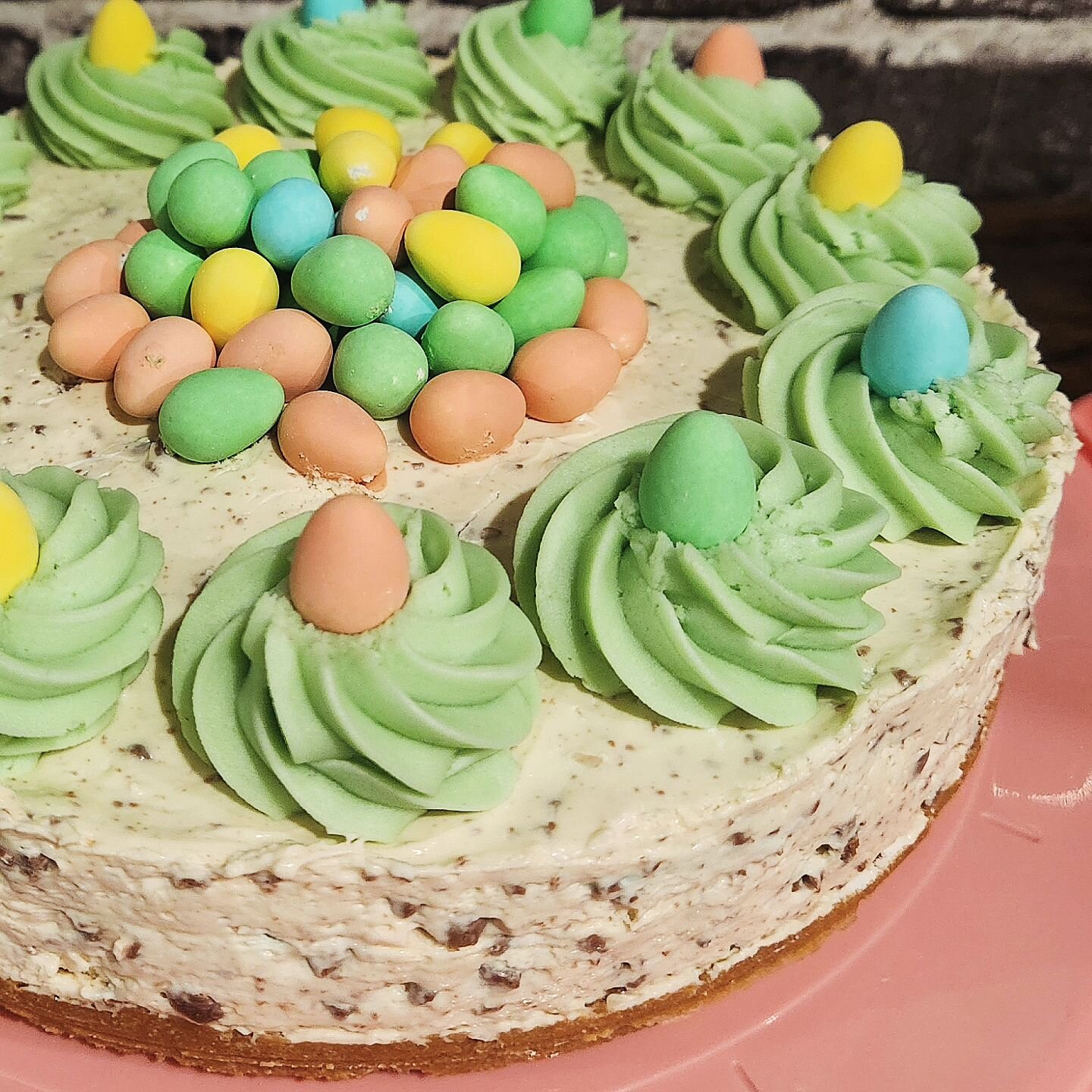 Mini Egg Cheesecake. Happy Easter!! 🐰🪺 
.
.
#desserts #dessertofinstagram #dessert #cakedecorating #cakeofinstagram #cheesecake #minieggs #miniegg #minieggcheesecake #Easter #cakedecorator #cakedesign #happyeaster #happyeaster🐰