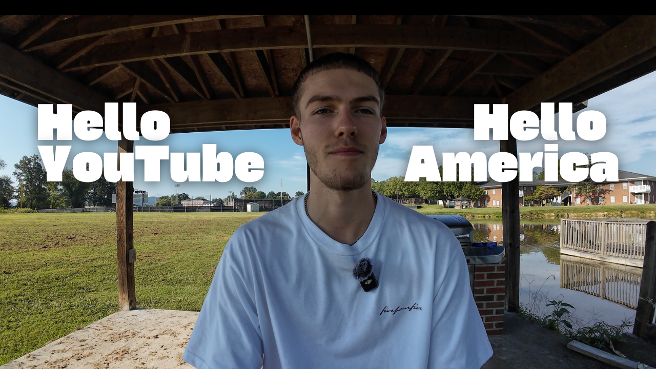 Ein junger Mann steht unter einem Holzdach im Freien mit Blick auf eine Wiese und einen Fluss. Text auf dem Bild: 'Hello YouTube' und 'Hello America'.