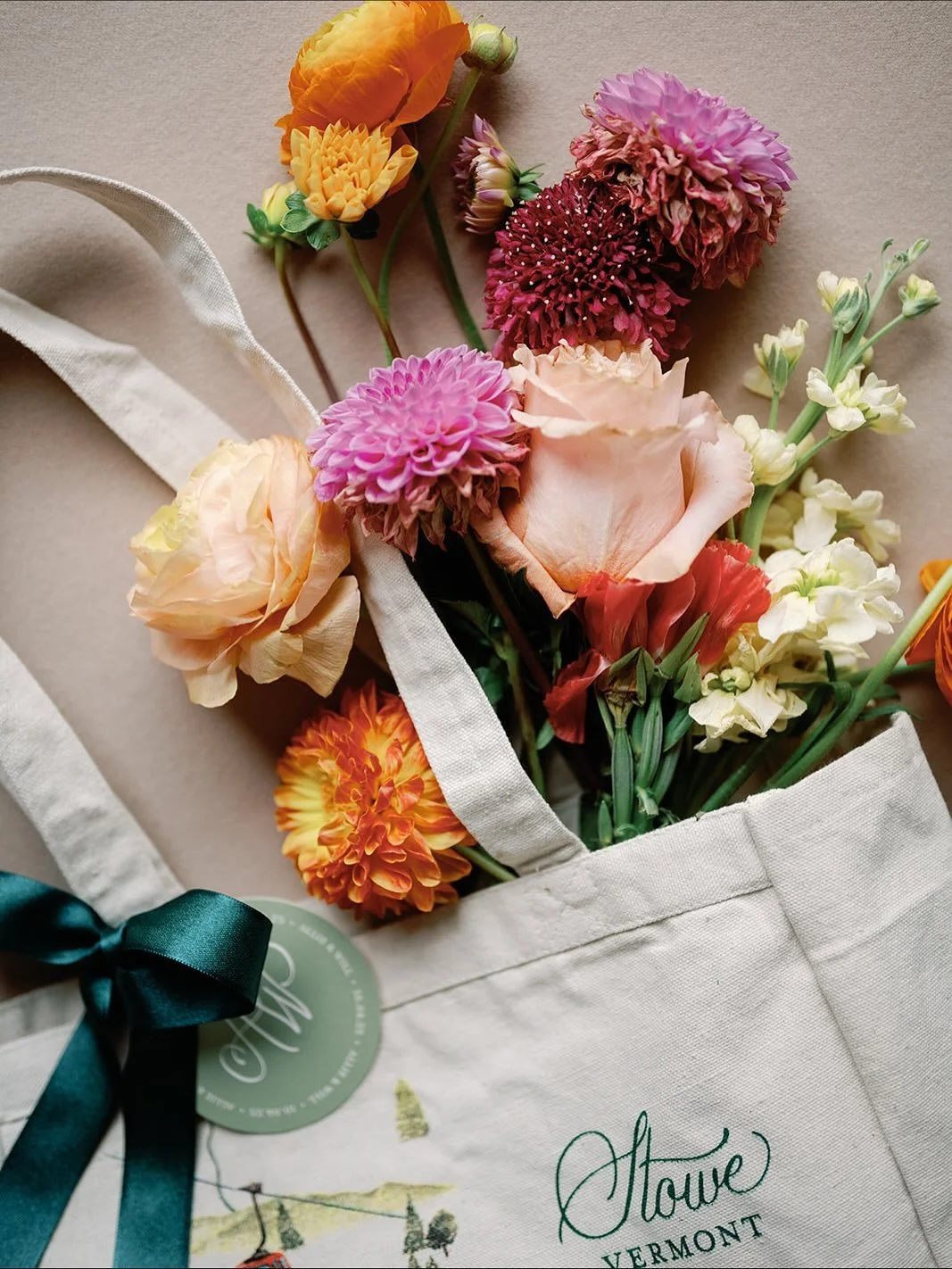 Two people in love, Stowe in October, and the kind of golden light that only Vermont can offer. 🧡
Planner: @n_joyevent
Photographer: @julialuckettphotography
Stationery & Signage: @rhdesignhouse
Florist: @aschoolhousegarden
Venue: @sprucepeak
H