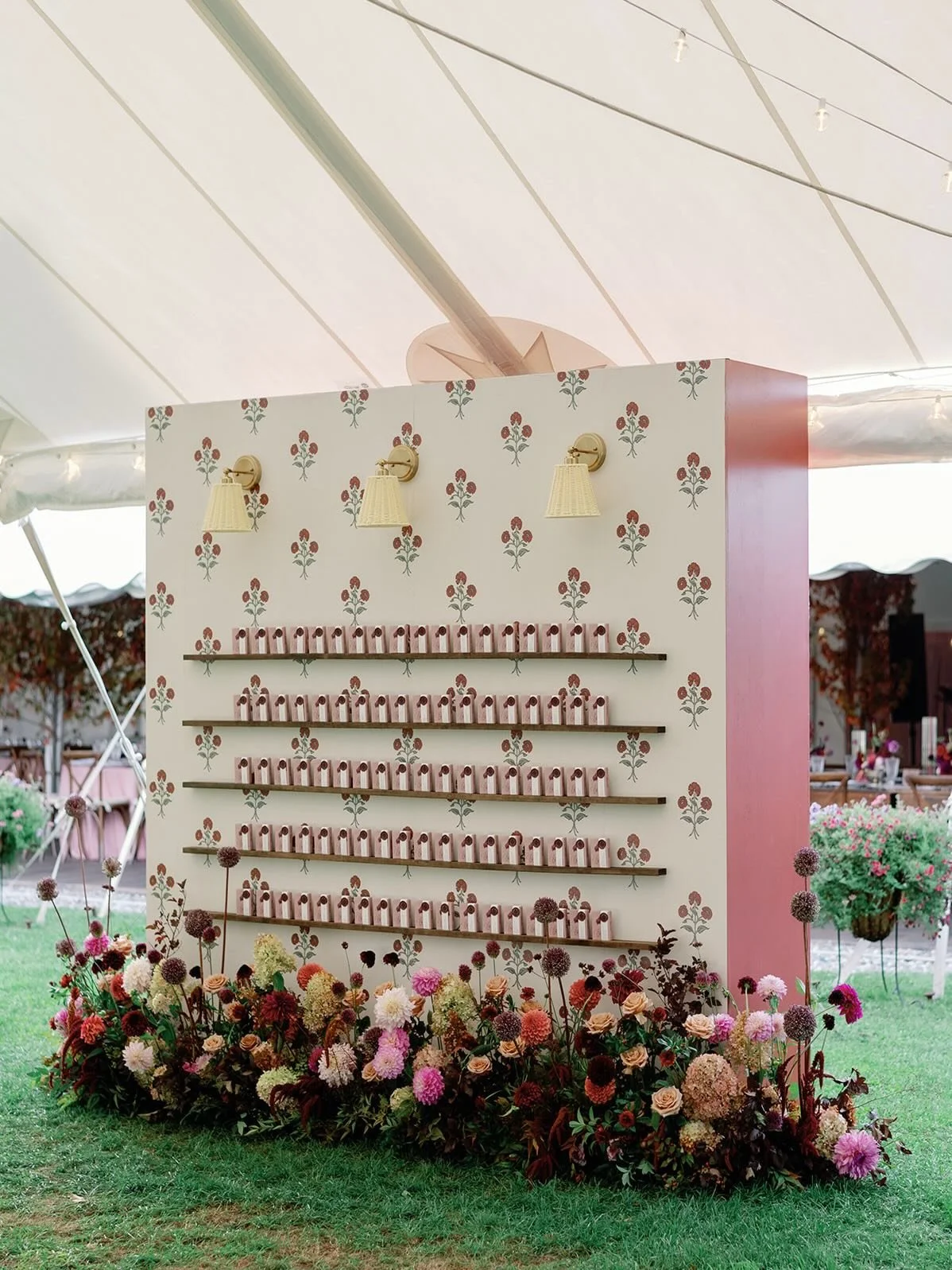 Day-of season is in full swing at the studio and as we&rsquo;re dreaming up new ideas with our 2026 clients, we&rsquo;re reminiscing on some of our favorite 2025 moments. This one&rsquo;s up there for sure.

Planning + Design: @willowhilldesignco
Pho