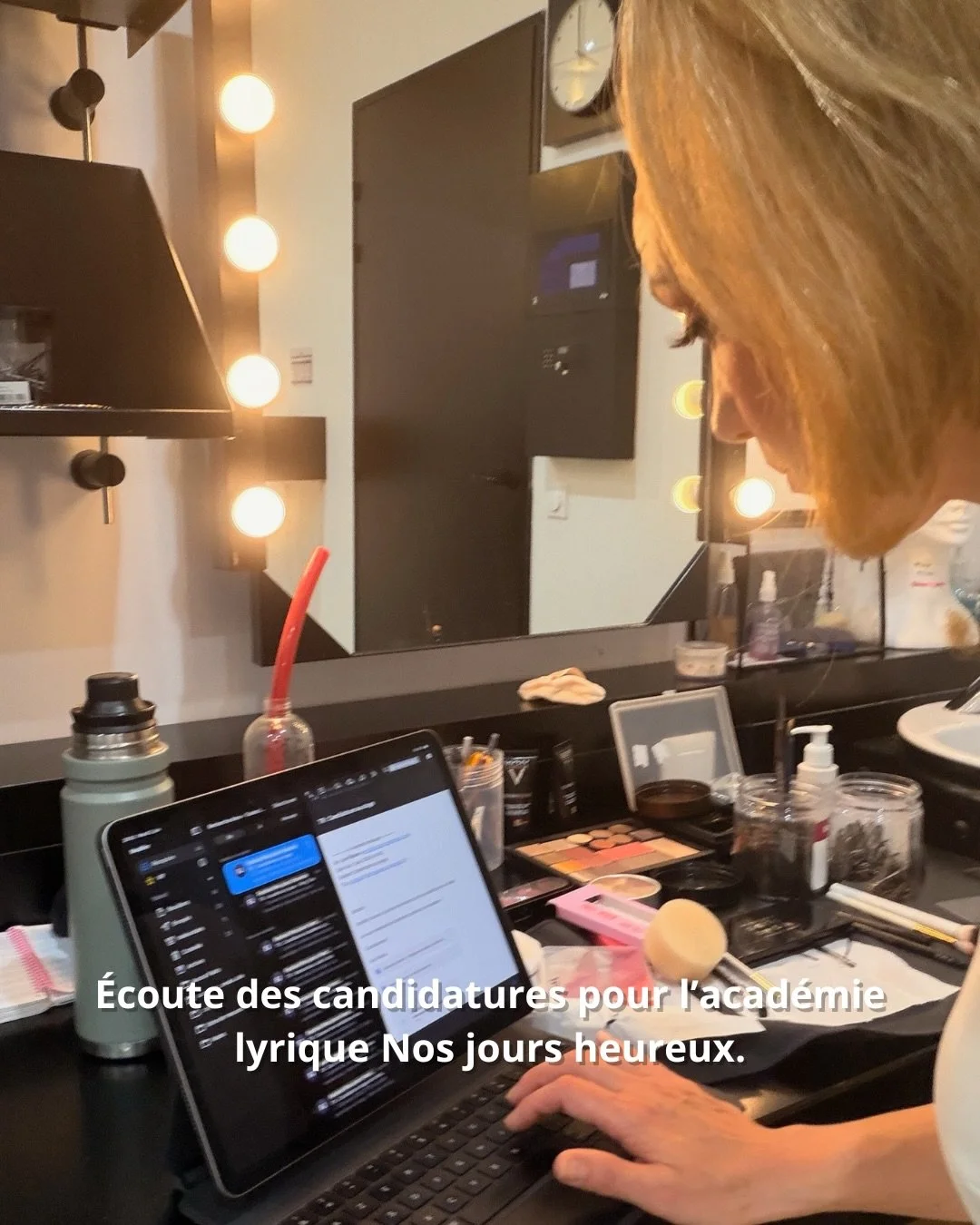 Ce qu&rsquo;il se passe r&eacute;ellement dans ma loge.
Entre &eacute;tirements et vocalises.
Champis et champagne.
Make up et supporters bruyants.

Vous en voulez encore ?

➖
What really goes on in my dressing room. Between stretches and vocal warm-