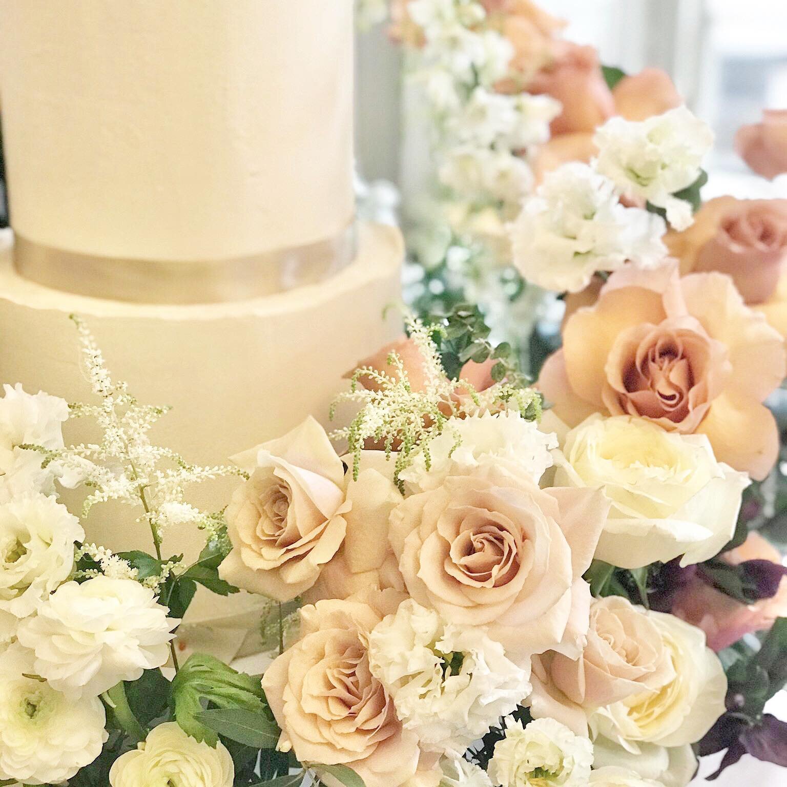 Easter Sunday 🤍 A day that means different things to us.  Whatever it means to you, I hope it&rsquo;s a beautiful day x

Luxury cake meadow created at @blackwellgrangehotell, cake designer @cocobelleweddingcakes 

#mindenwood #mindenwoodfloraldesign