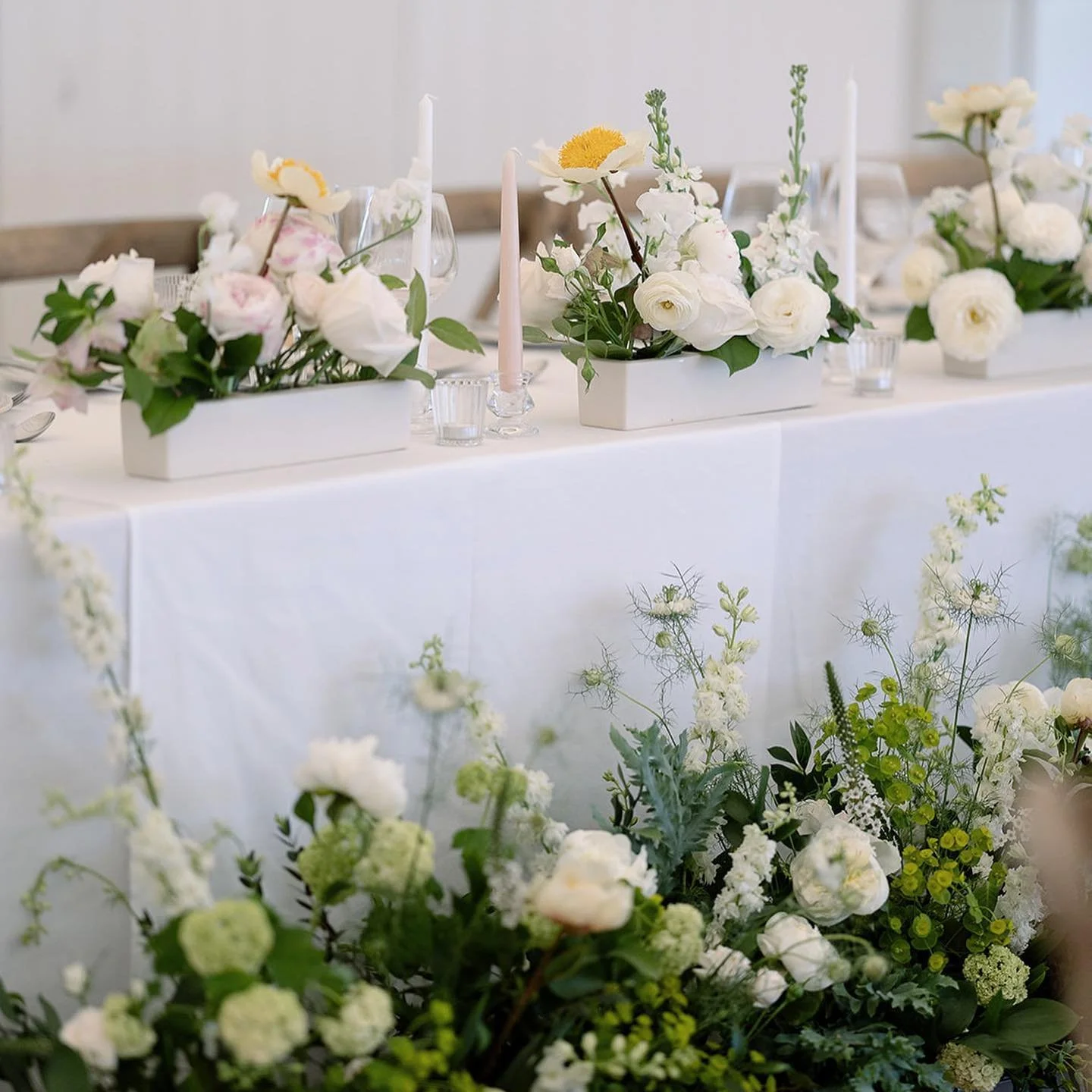 On a summery May weekend, the marquee @middletonlodge was filled with sunlight, and the florals and table styling were considered in their light, cool simplicity.

Table florals in @gaiavessels runners were a mix of late Spring and early Summer in wh
