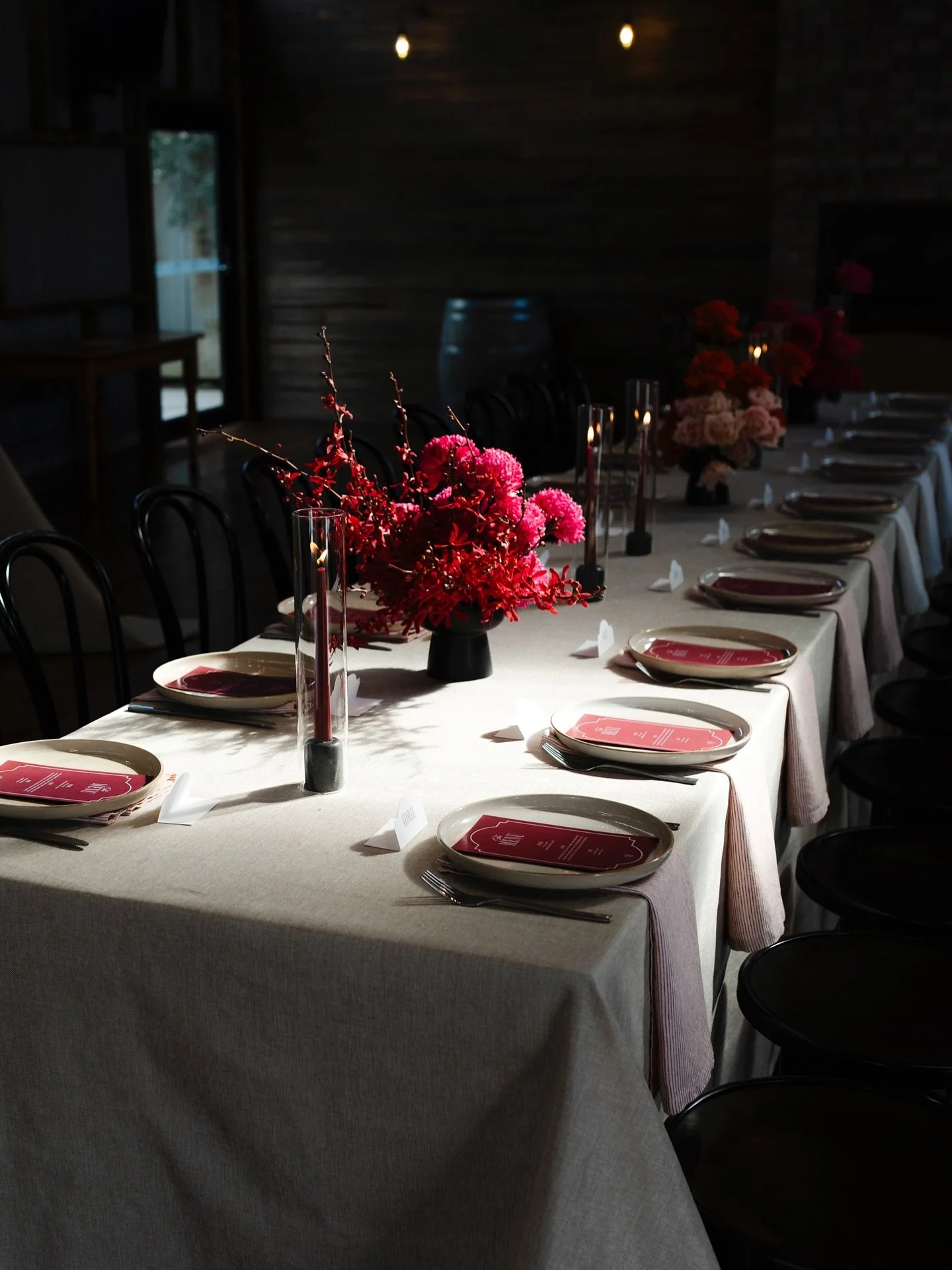 Table details at @rocklea_farm 
.
.
.
Venue: @rocklea_farm 
Floristry: @theposieplaceweddingsandevents 
Stationary: @xanthe.blyth.co 
Linen: @ell.events_ 
Photographer: @tallemmensweddings