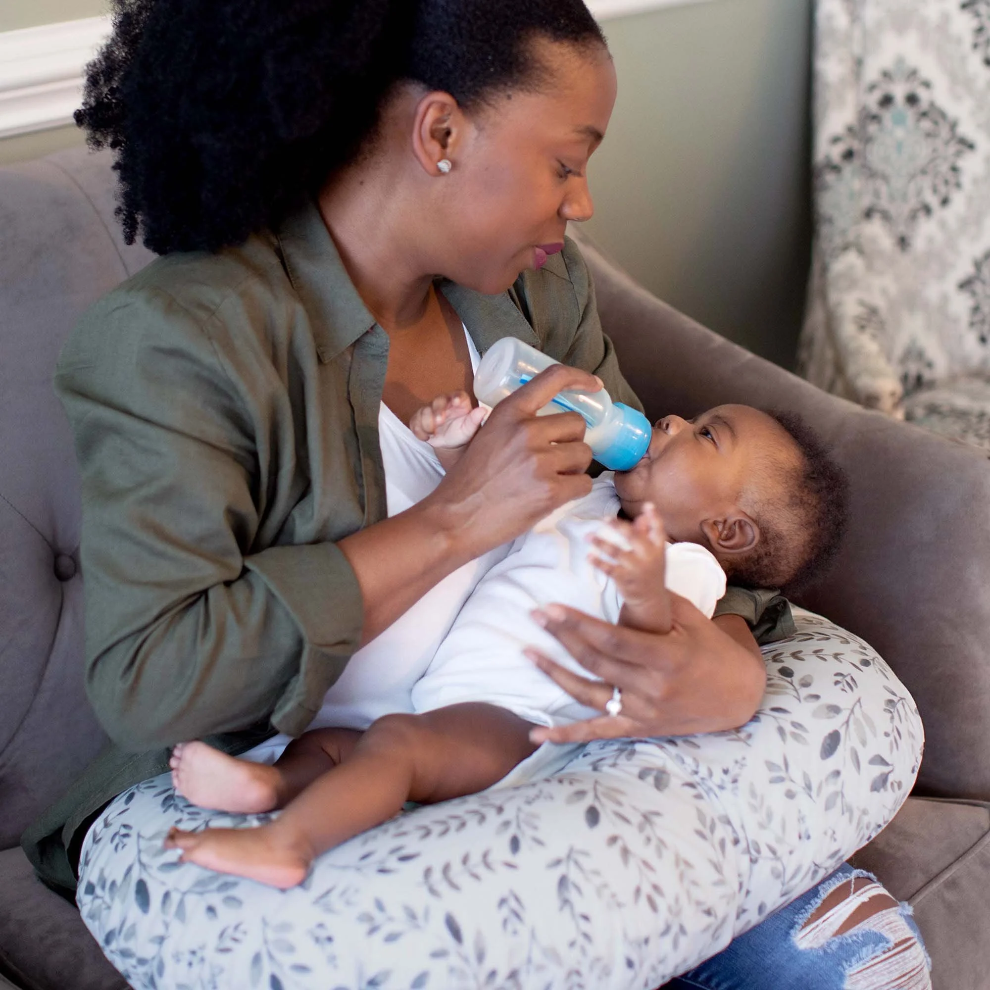 How to Transition from Breastfeeding to Bottle Feeding and When to Introduce a Bottle