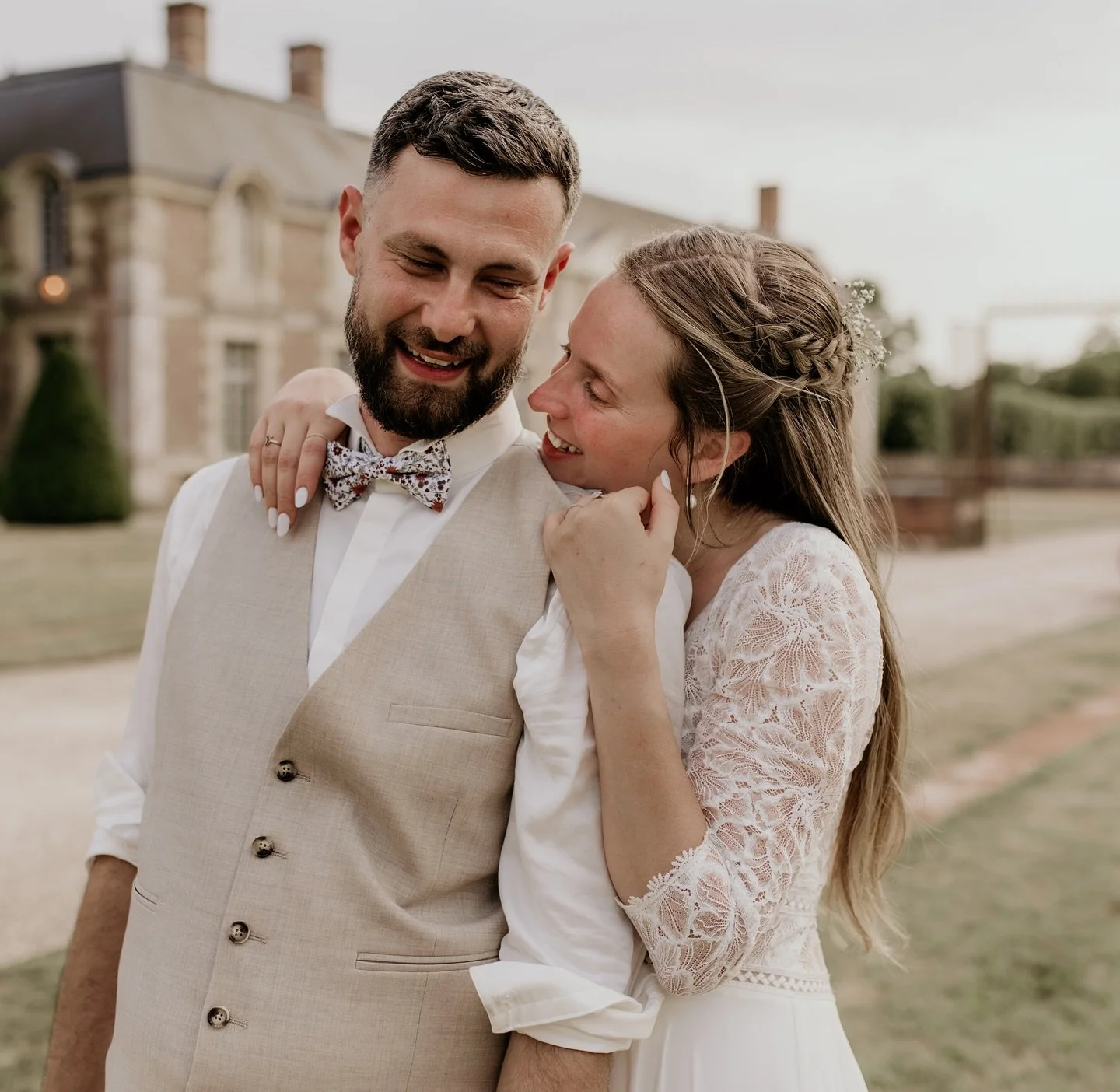 - Ce jour-l&agrave;, j&rsquo;ai eu le bonheur de capturer quelques souvenirs de ce moment &agrave; deux !
Ma meilleure amie, radieuse, amoureuse et mari&eacute;e 🤩
Un moment suspendu, une parenth&egrave;se douce au c&oelig;ur de cette journ&eacute;e