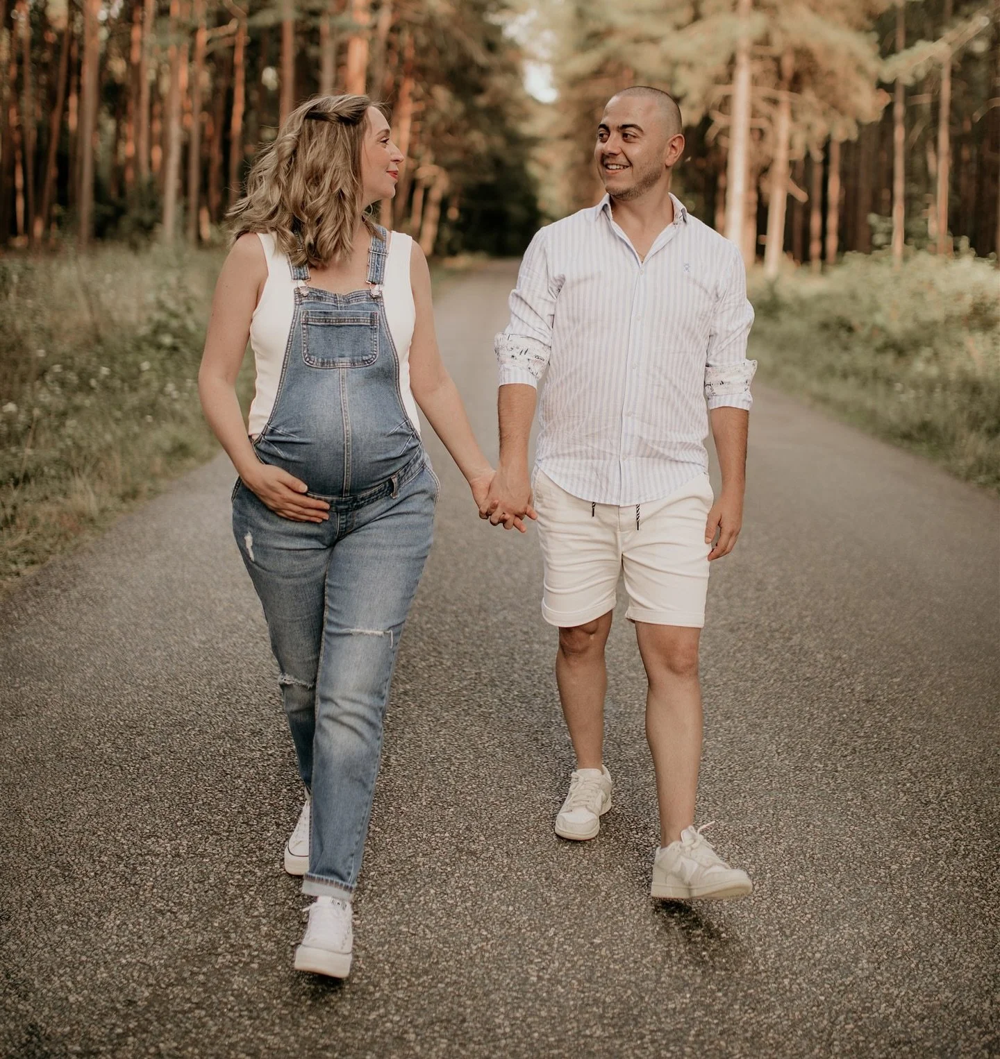 - Comment s&rsquo;habiller pour une s&eacute;ance photo ?
✔️ Des couleurs douces et assorties
✔️ Pas de gros logos ni de motifs trop charg&eacute;s
✔️ Et surtout : des v&ecirc;tements dans lesquels vous &ecirc;tes &agrave; l&rsquo;aise
Le plus import