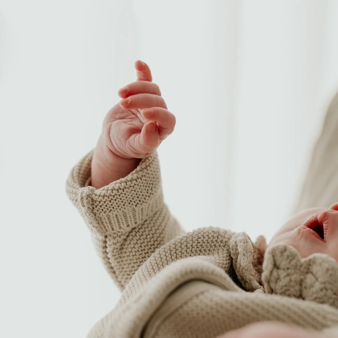 - Premiers jours, premiers souvenirs 🤍
Des instants si pr&eacute;cieux &agrave; garder pour toujours.

⋗ Infos et r&eacute;servations : www.agathecapture.com

&mdash;&mdash;
Agathe Capture - Photographe grossesse, naissance, famille, couple, portrai