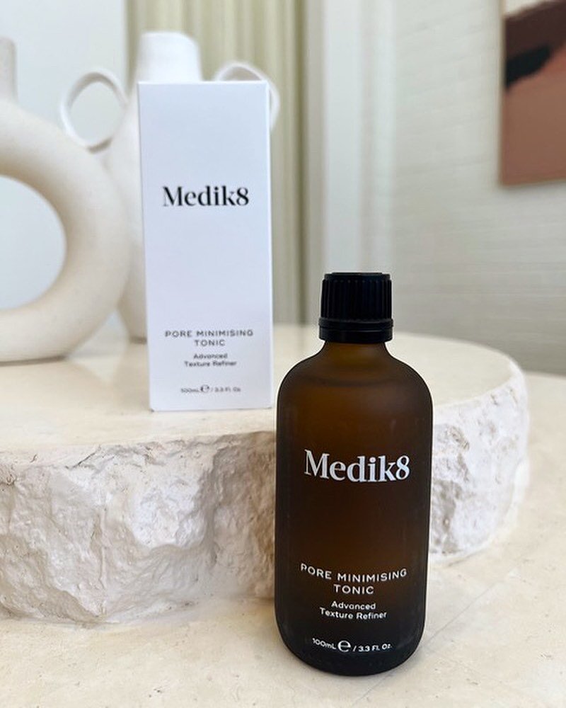 PORE MINIMISING TONIC 🤩
Advanced Texture Refiner&nbsp;by @officialmedik8 

Exfoliating acids flush oil from deep within the pore, helping to keep them clear from debris and rebooting the skins natural elasticity.&nbsp;
This allows enlarged pores to 