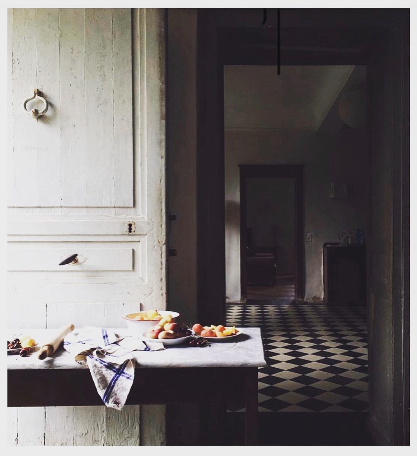 #wherewegather #checkerboard #kateandamystyle repost @englisheccentrichome #blackandwhite