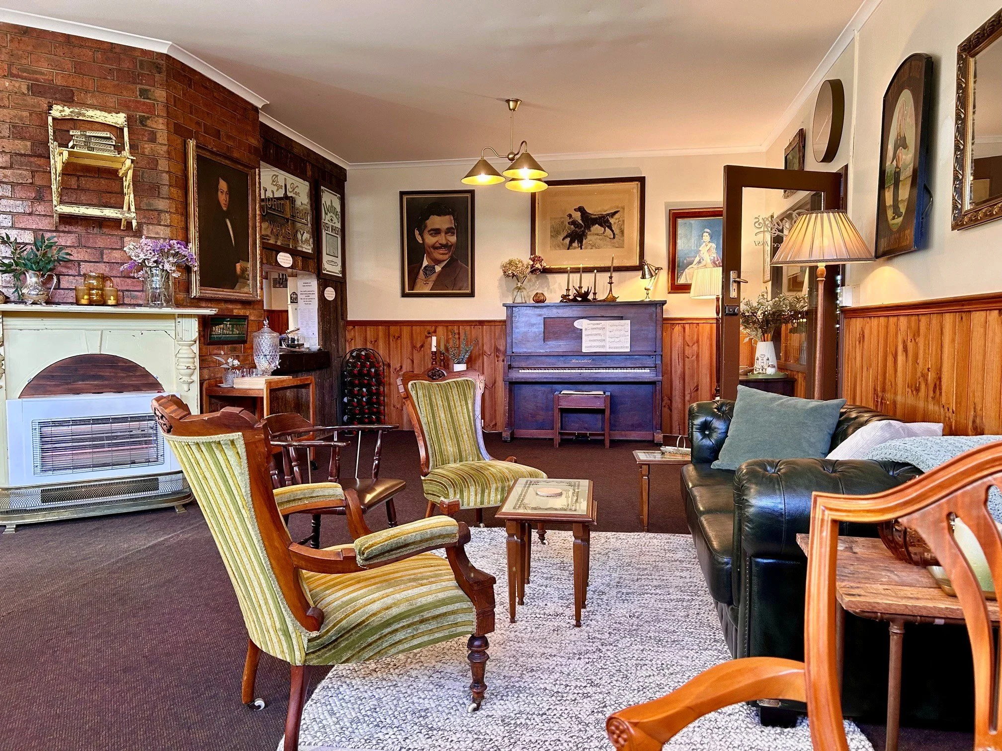 Lounge 1.jpg