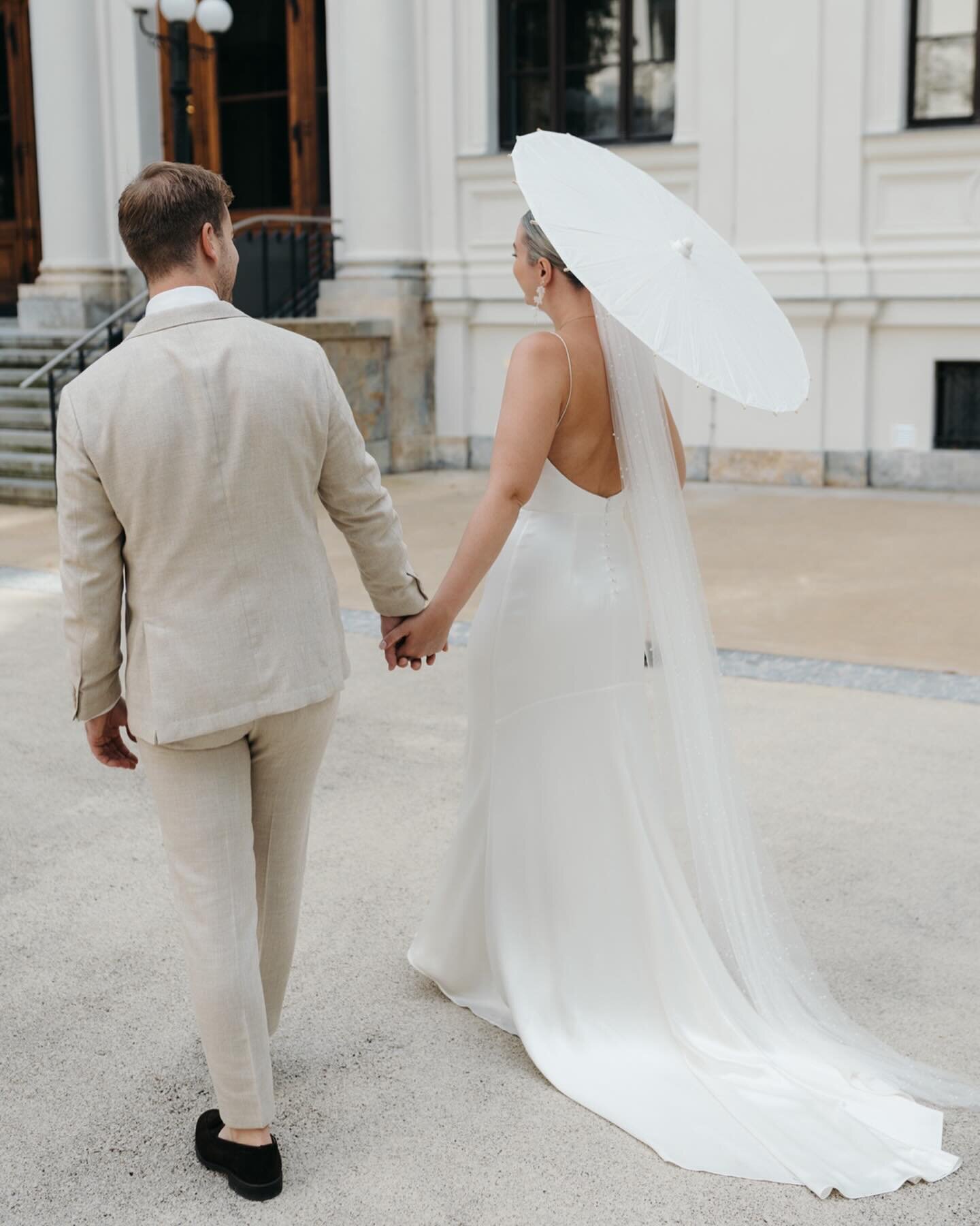 Tip: Get yourself some of these umbrellas for your wedding day! They not only serve as a cute accessory for the couple shoot, but they&rsquo;re also the perfect sun protection for your guests ✨

#grazwedding #weddingphotographer #austriaweddingphotog