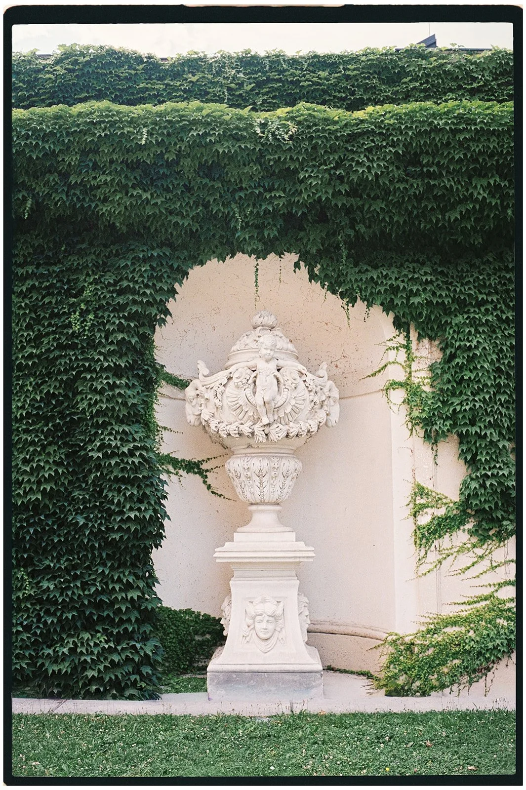 Wedding-Editorial-Vienna-Gartenpalais-Liechtenstein-40.jpg