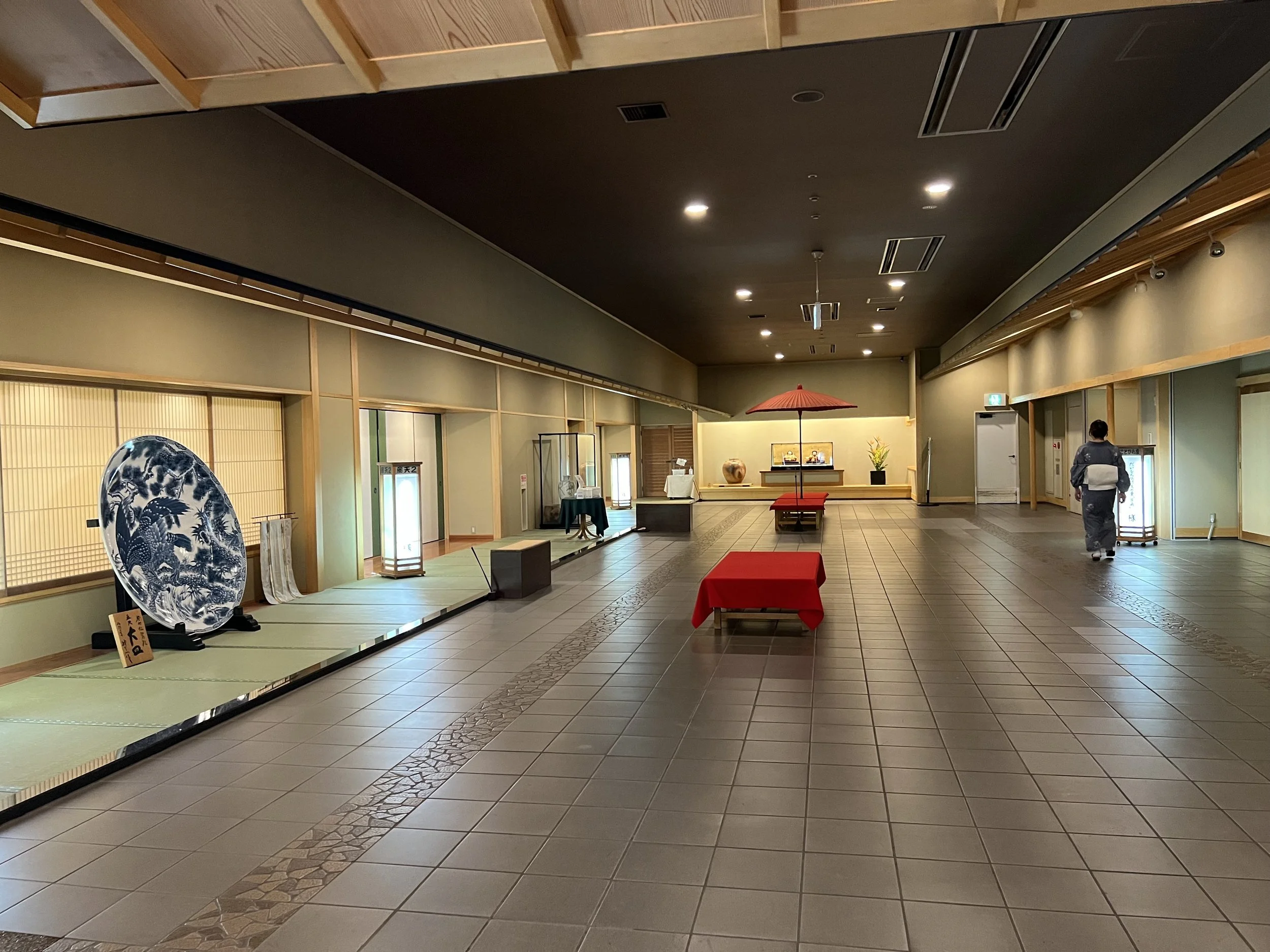 Big corridor in Kotohira Onsen Kotosankaku Hotel, with a lady in kimono walking