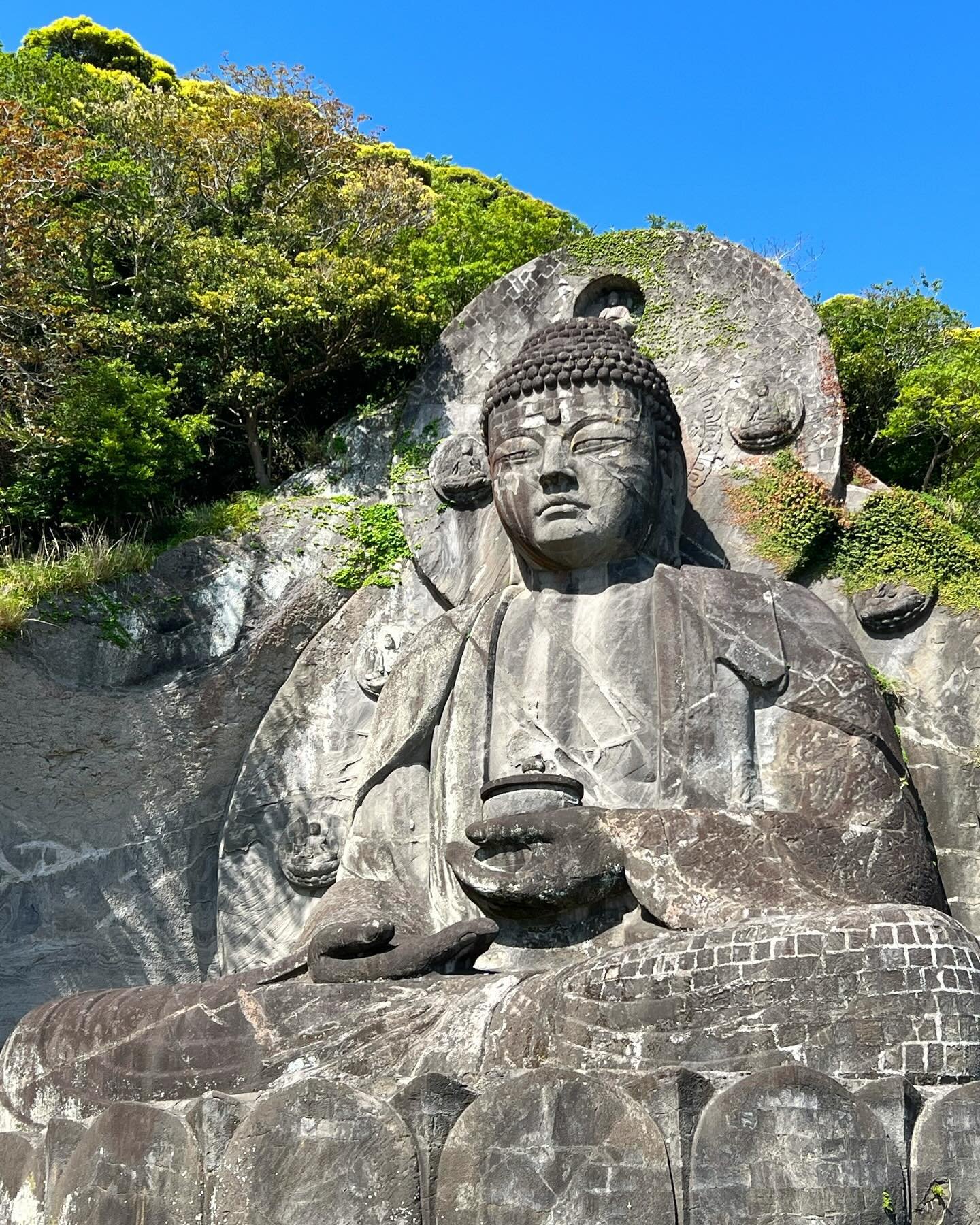 🥾Looking for an amazing hike near Tokyo? Head to Nokogiriyama (鋸山) or Mount Nokogiri, located in Chiba Prefecture.

🤩 It concentrates so many things to see and do: a ferry crossing of Tokyo Bay, a nature hike, beautiful views, a dose of culture and