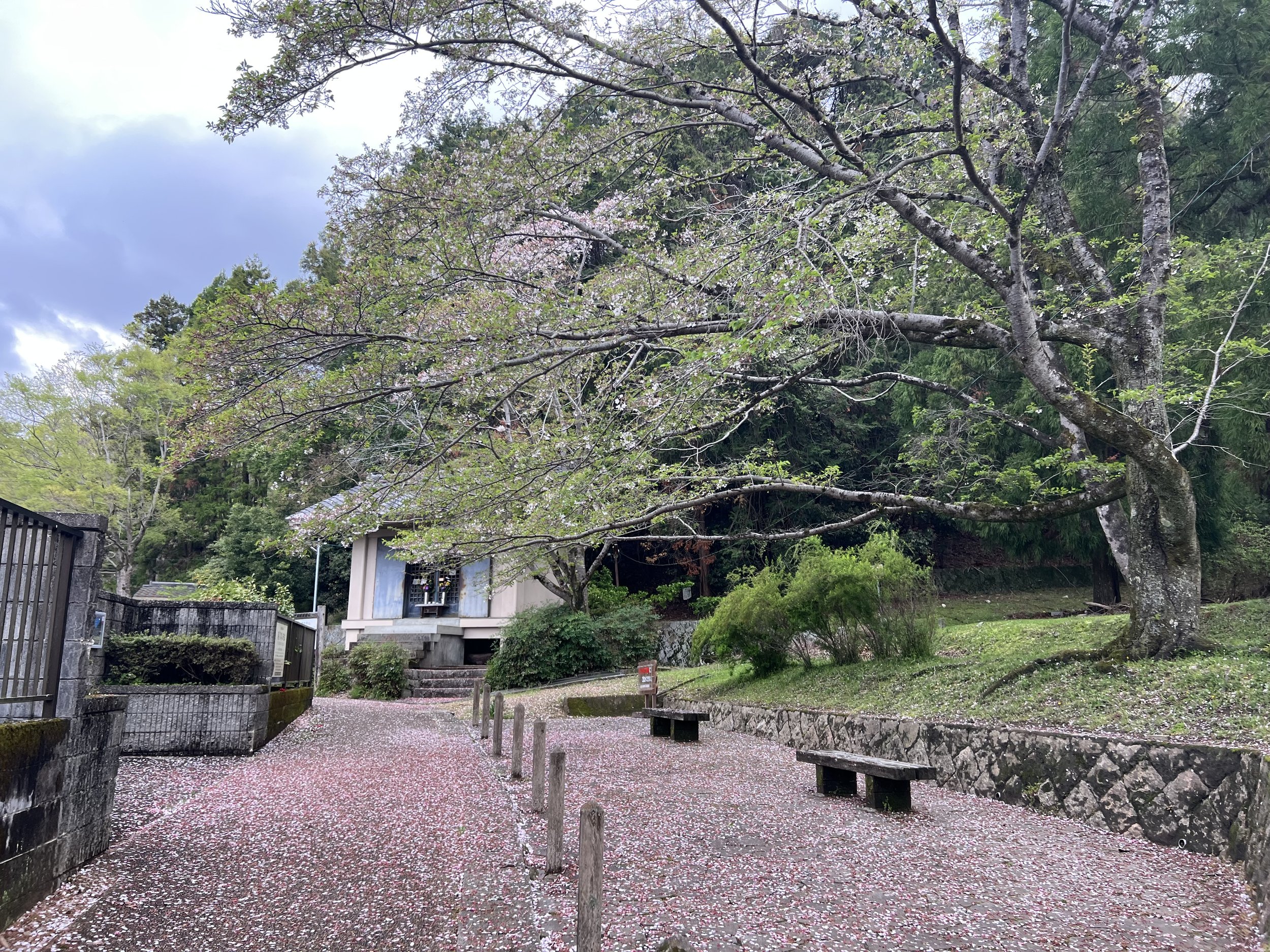 Rest area on the Yamanobe no Michi trail