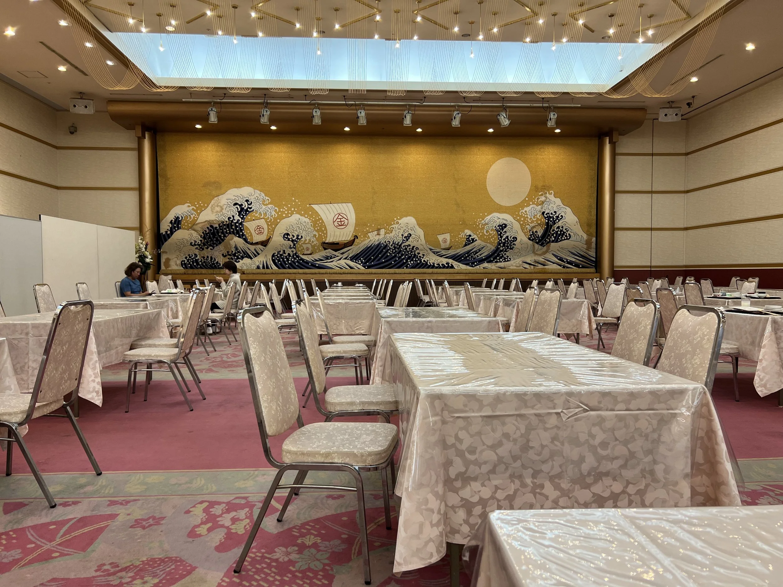 Big dining hall at Kotohira Onsen Kotosankaku