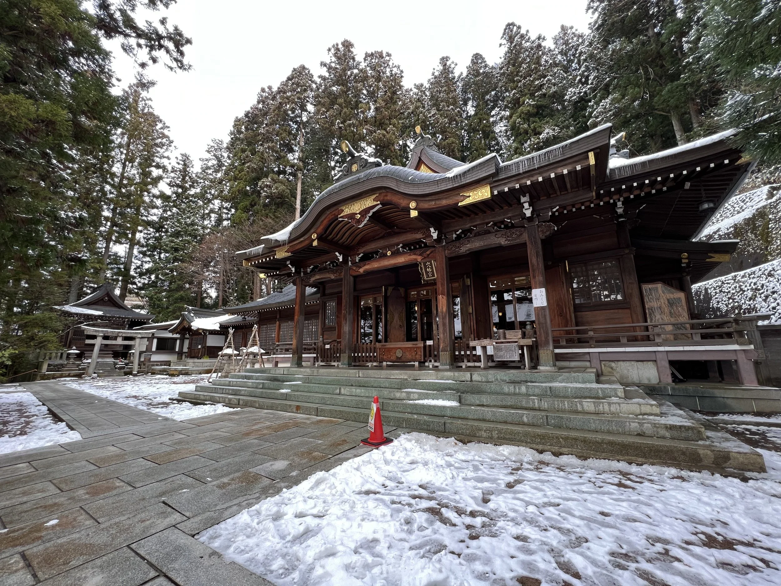 Sakurayama Hachimangu Shrine with snow