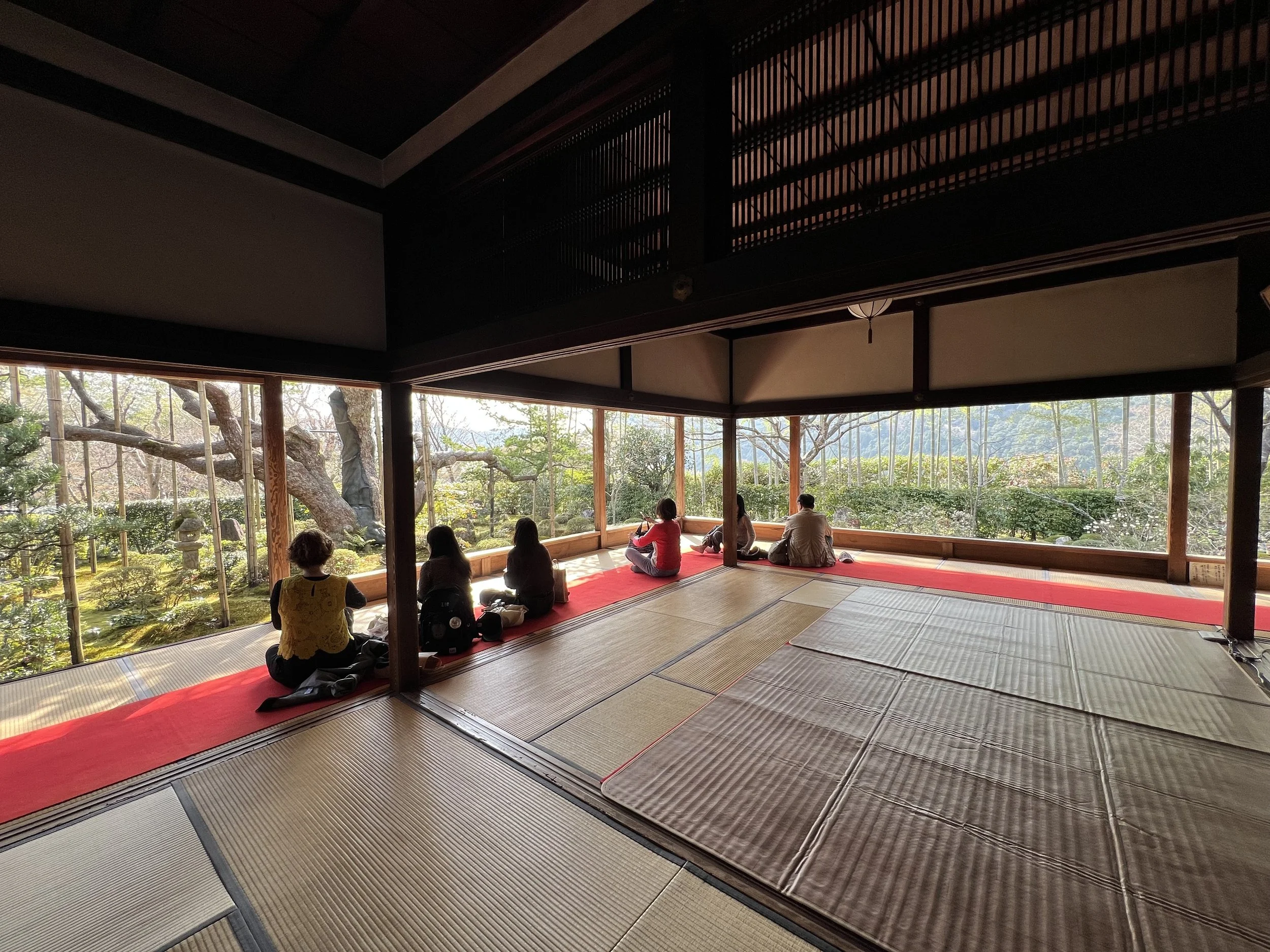 People sitting and admiring the garden of Hosen-in Temple
