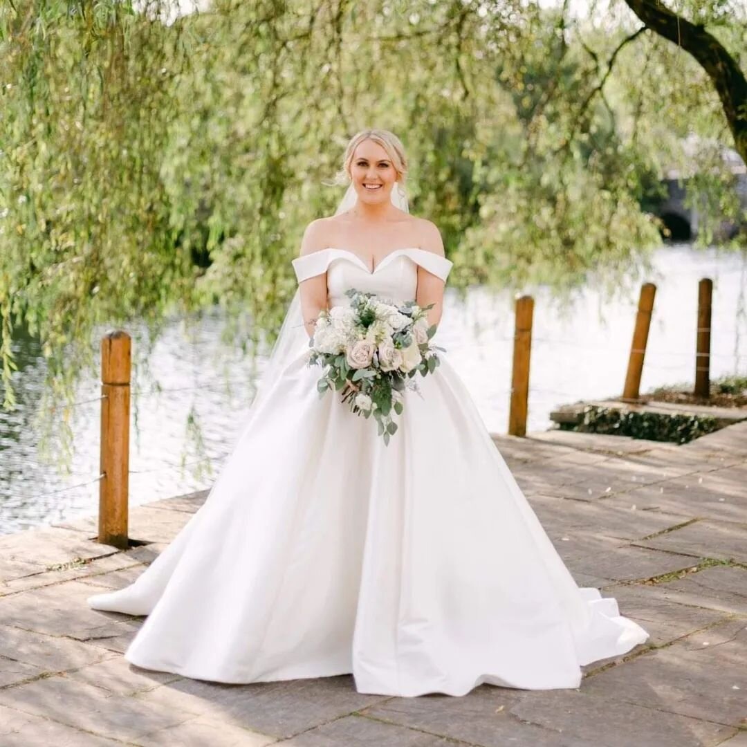 The most beautiful princess dress 😇 @mrskatiestanley looking so elegant on her special day! Huge congratulations to you are your family, thankyou for choosing The Bobbin as your bridal seamstress xxx
@makeupbyamybrown @the_time_for_flowers @avaroseh