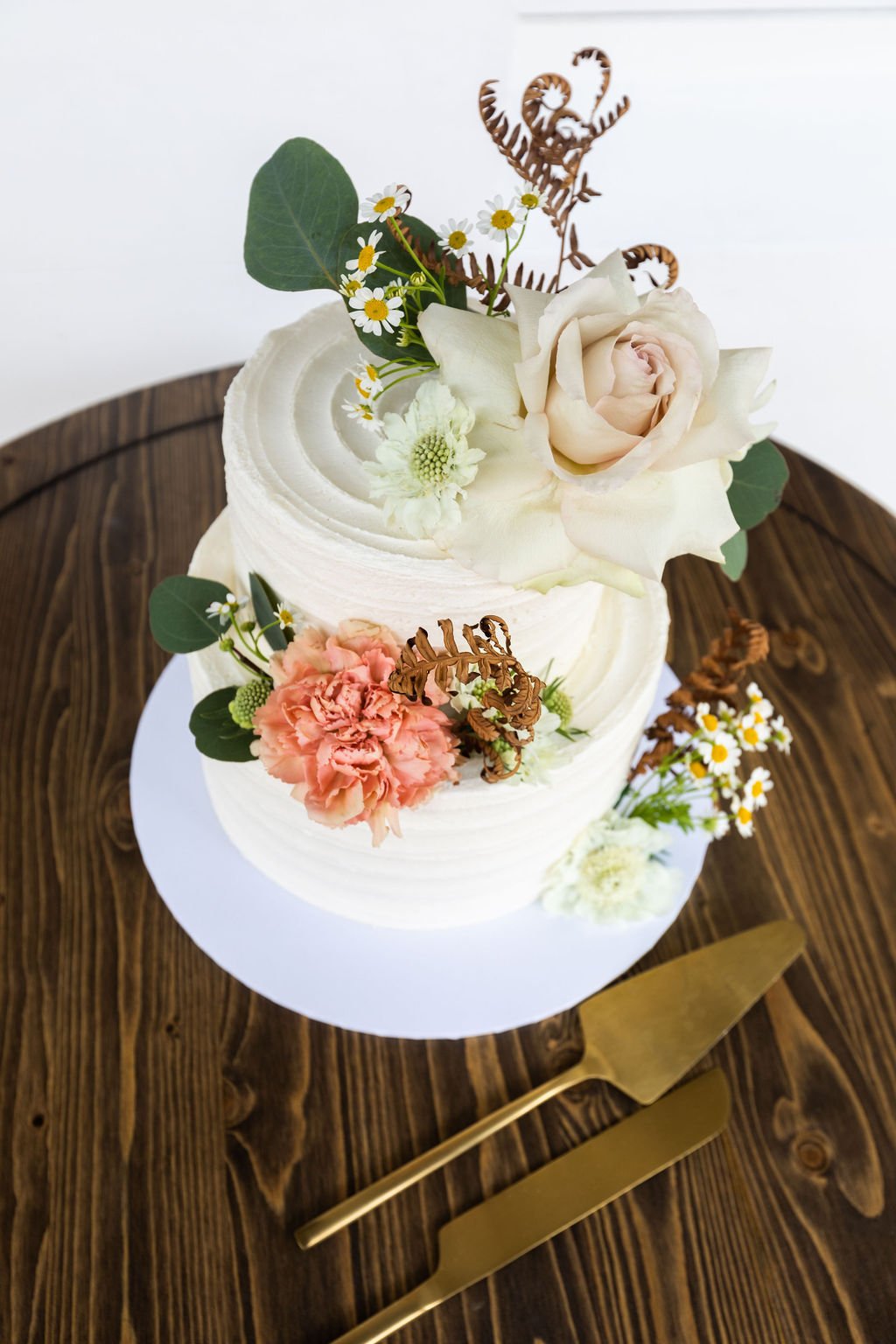 Cam & Em's Wedding Cake by Julie Therre Photography (2).jpg