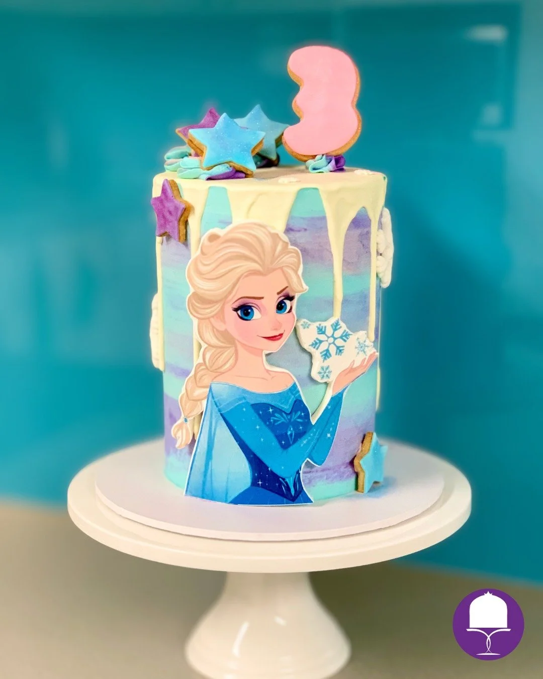 All the fun of birthday cakes for little girls! 💕❄️

Pretty, themed cakes with favourite colours and characters brought to life &mdash; from mother, daughter and me. 💫

This fun Frozen-themed cake starring Elsa was made for a lovely local birthday 