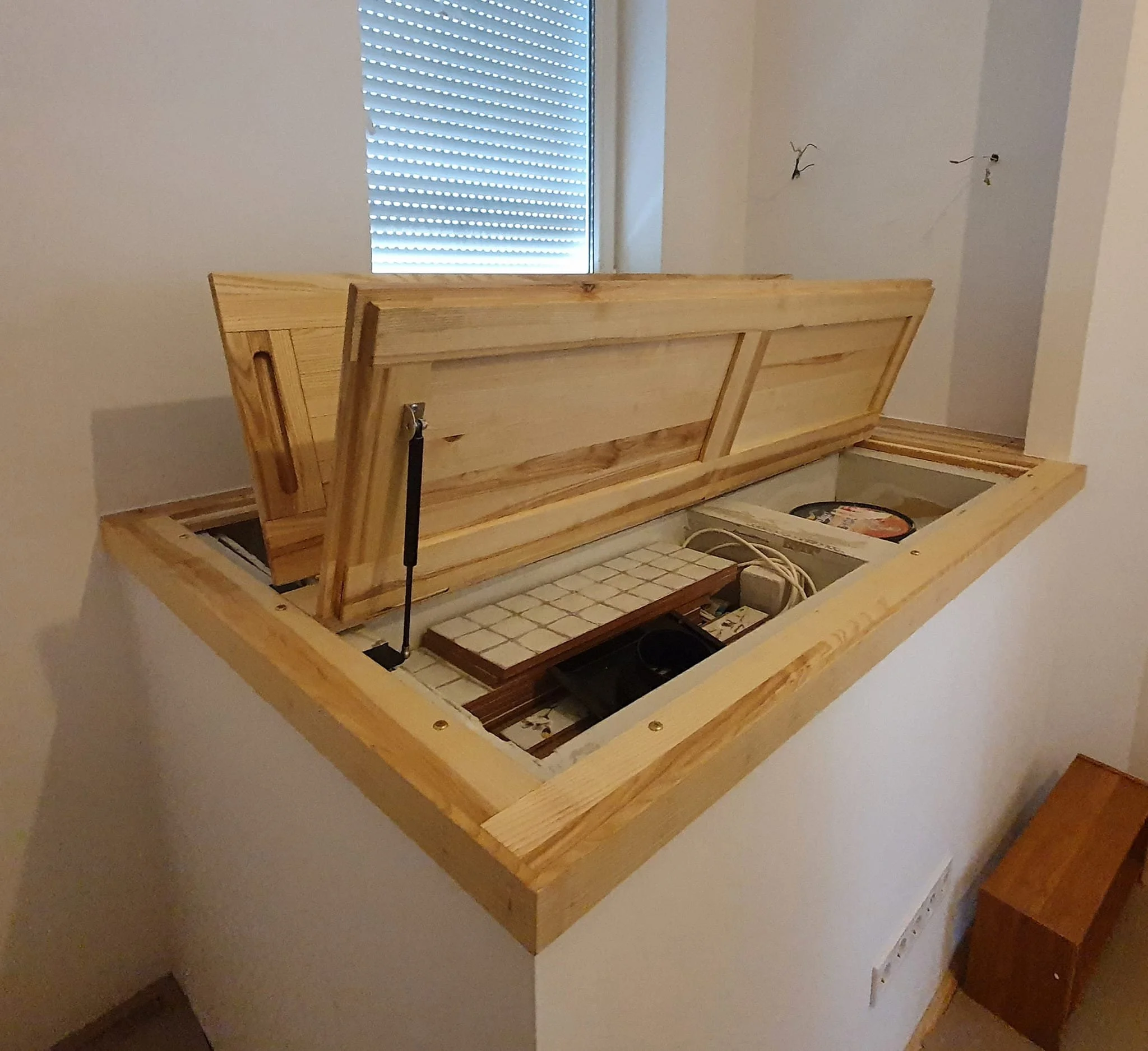 tarolo ajto Abraham Agi2.jpg