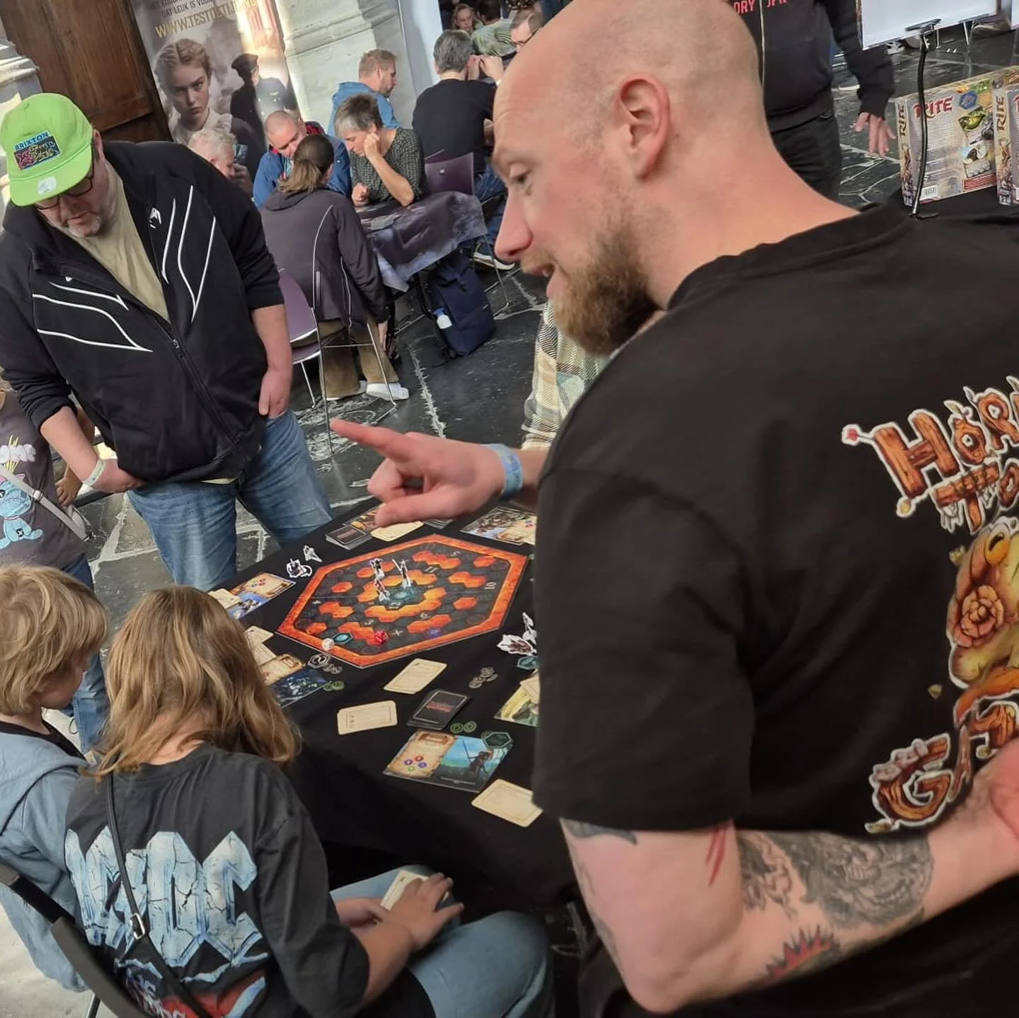 🇳🇱 board gamen in de Grote Kerk van Alkmaar? Bucketlist: ✅ Wat was @mox_con een fantastische ervaring! Volle bak demo&rsquo;s draaien, alleen maar enthousiaste mensen bij de booth en dat tegen een backdrop waar je u tegen zegt 🤩 Bedankt voor ieder
