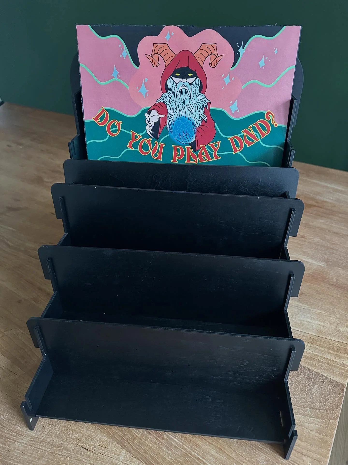 With every convention, I&rsquo;m finetuning the setup of the booth. The Horned Wizard is a new addition. This weekend @roll_initiative_con will see some new stuff debuting! Can&rsquo;t wait to see you there 🤩🎲