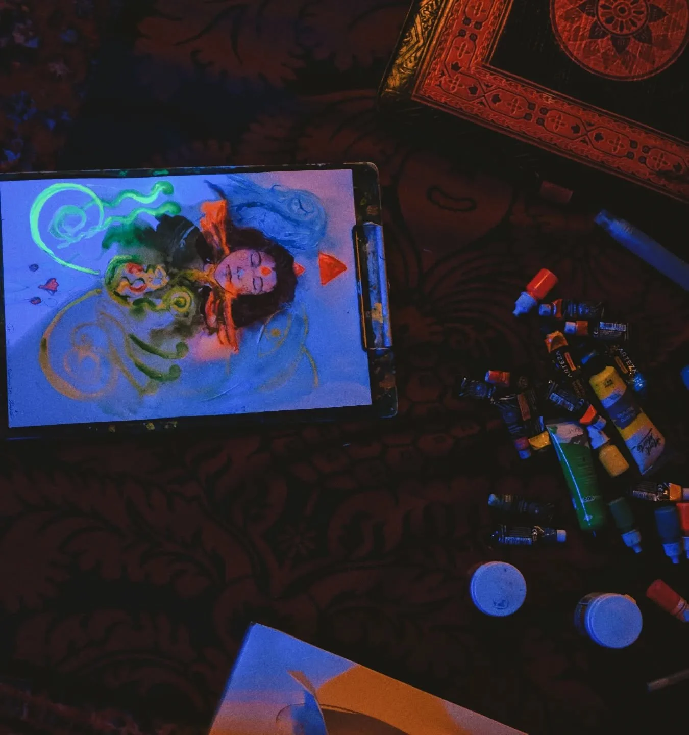 I was just in Glastonbury for the past few days and I stumbled upon this artist doing soul portraits so I decided to have one done.

As I sat for him in this beautiful, cozy art studio (that surrounded by Goddess energy) @robin_luka_ saw ME.

The me 