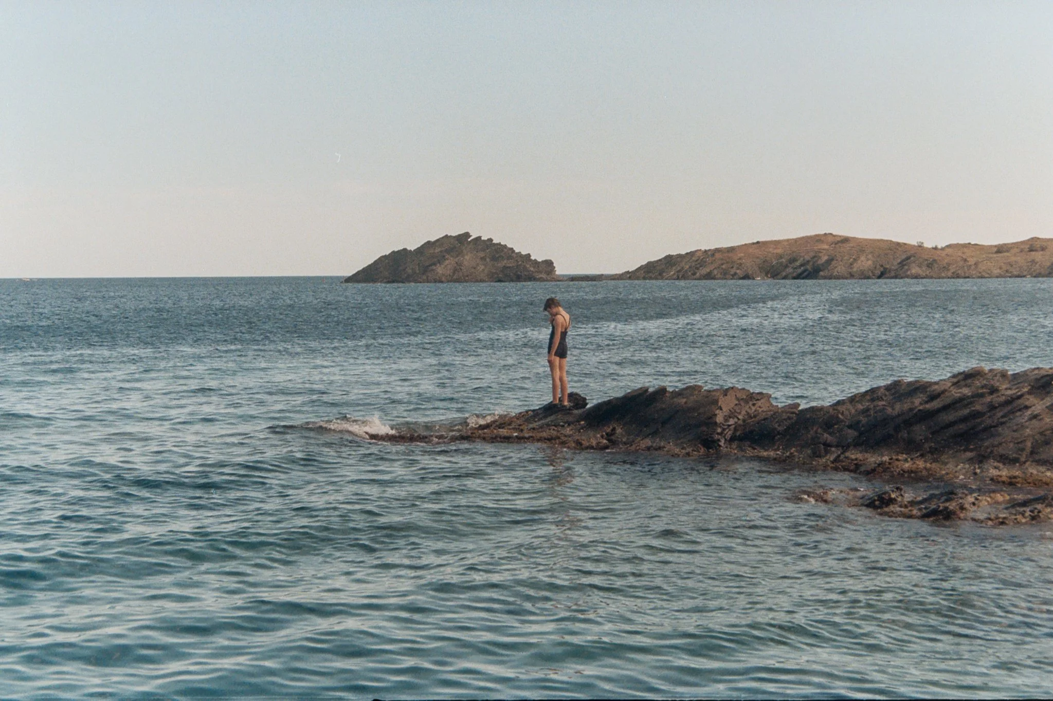 un desvío, una colección de piedras, una ducha fría.