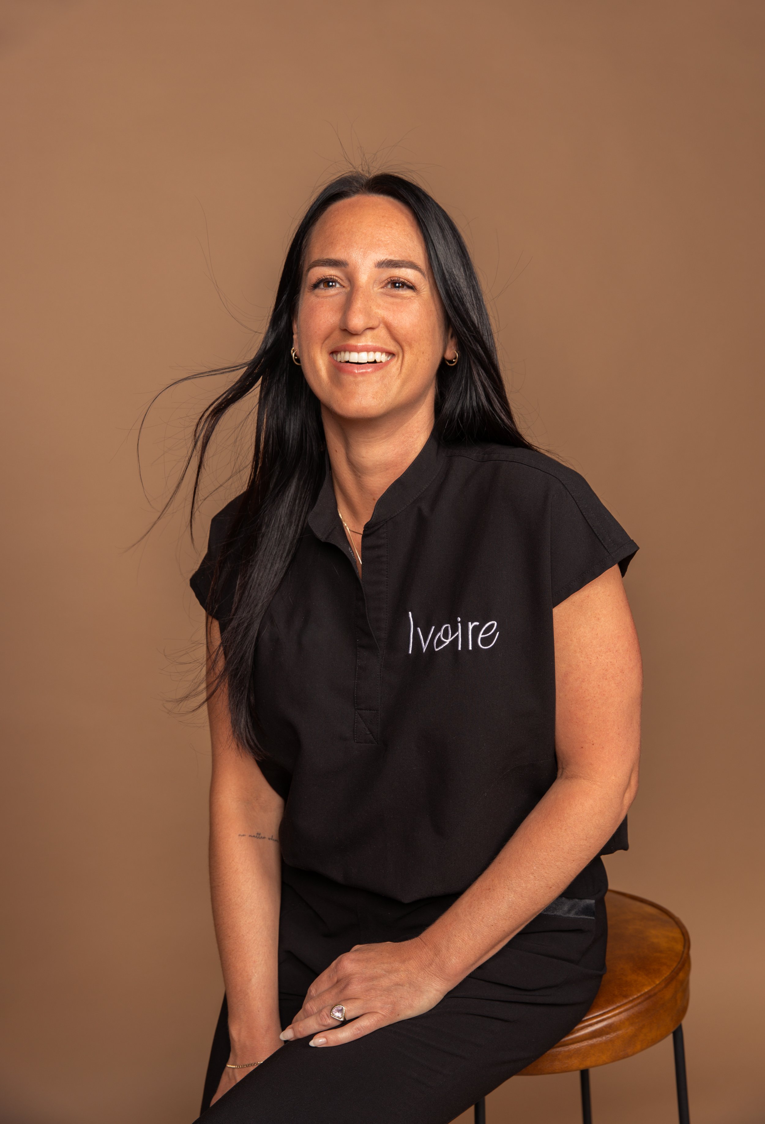 Portrait de Claudia Labrecque Levac, spécialiste BBL, Bela MD, soins de la peau, peelings et maquillage semi-permanent chez Ivoire Médico-Esthétique