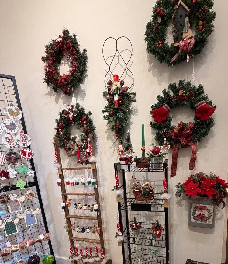 Looks at the festive Holiday Show offerings!
.
.
.
.
. 
#artistsoninstagram #tivolifirstfridays #TivoliArtistsGallery #hudsonvalleyart #TivoliNY #ArtGallery #ArtExhibition #crafts #handmade #knitting #holidaygifts #shoplocal #artisan