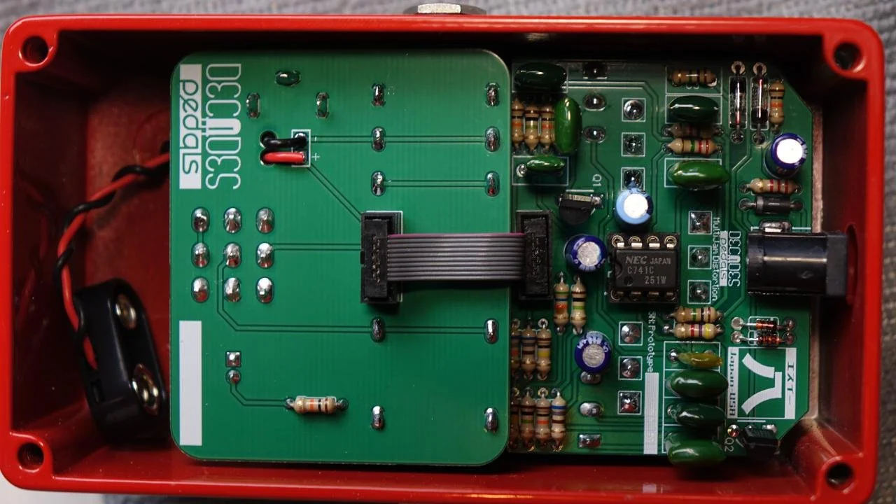 Fully analog distortion circuit 741 Vintage Japanese 1N60 germanium diodes 945 transistors True bypass via 3PDT 9V DC center negative 9V battery supported.