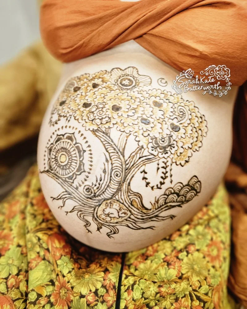 #PregnancyArt #BumpPainting #MaternityArt #BodyPainting #NatureInspiredArt #TreeOfLife #MandalaArt #AutumnVibes #BoulderArt #ExpectingMama #bunnies #appletree #coloradomamas #adornment #boulderhenna