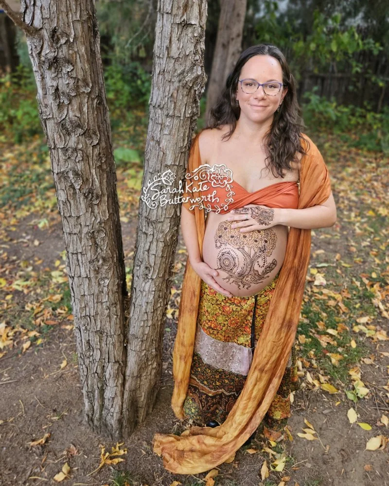 #PregnancyGlow #MamaVibes #NatureMama #ExpectingMom #FallVibes #MaternityMagic  #bouldercolorado #babybumplove #pregnantbelly #freestyle #nostencil #henna #inspirepregnancy #mothertobe #modernhenna