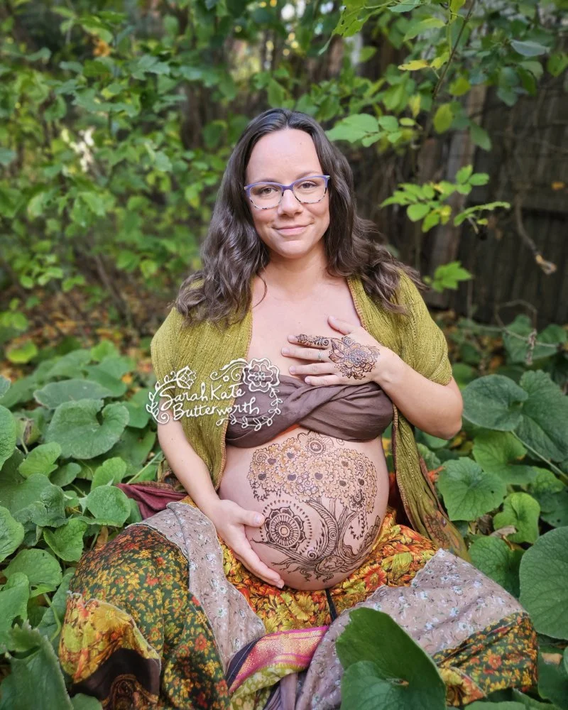 #PregnancyGlow #MamaVibes #NatureMama #ExpectingMom #FallVibes #MaternityMagic  #bouldercolorado #babybumplove #pregnantbelly #freestyle #nostencil #henna #inspirepregnancy #mothertobe #modernhenna