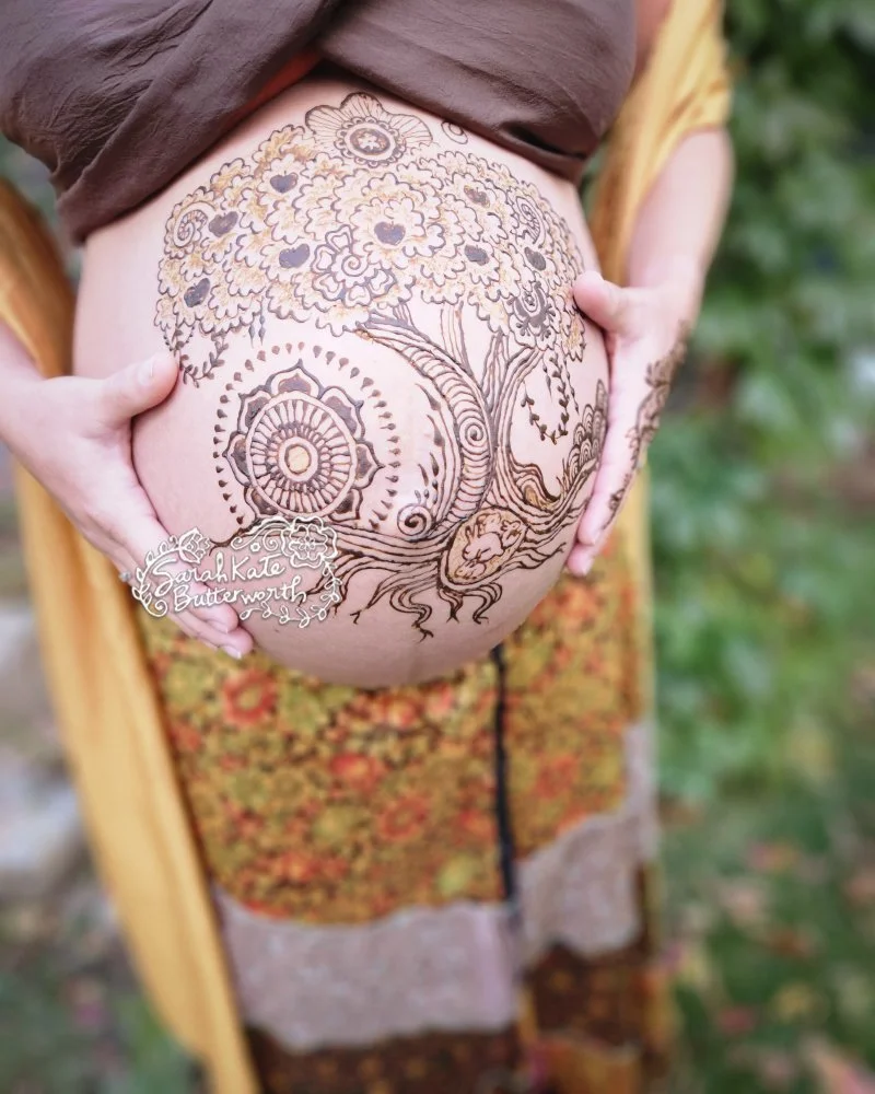 #PregnancyGlow #MamaVibes #NatureMama #ExpectingMom #FallVibes #MaternityMagic  #bouldercolorado #babybumplove #pregnantbelly #freestyle #nostencil #henna #inspirepregnancy #mothertobe #modernhenna