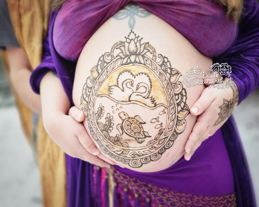 #BoulderColorado #snow #winter #pregnancy #pregnancyart #adornment #uniquehennadesign #mothertobe #honoringmothers #bellyart